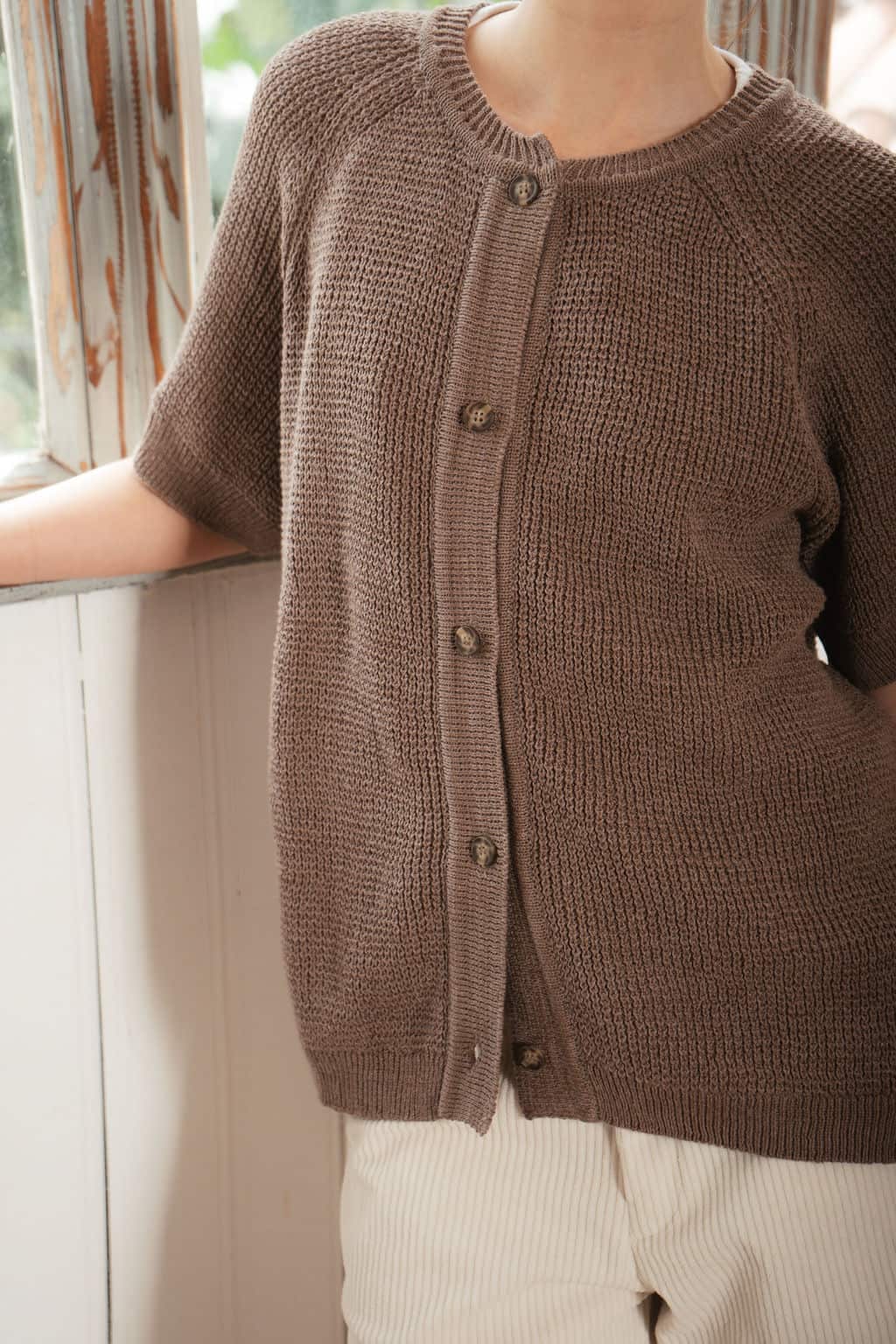Saco manga corta cardigan perlado café - imagen 2
