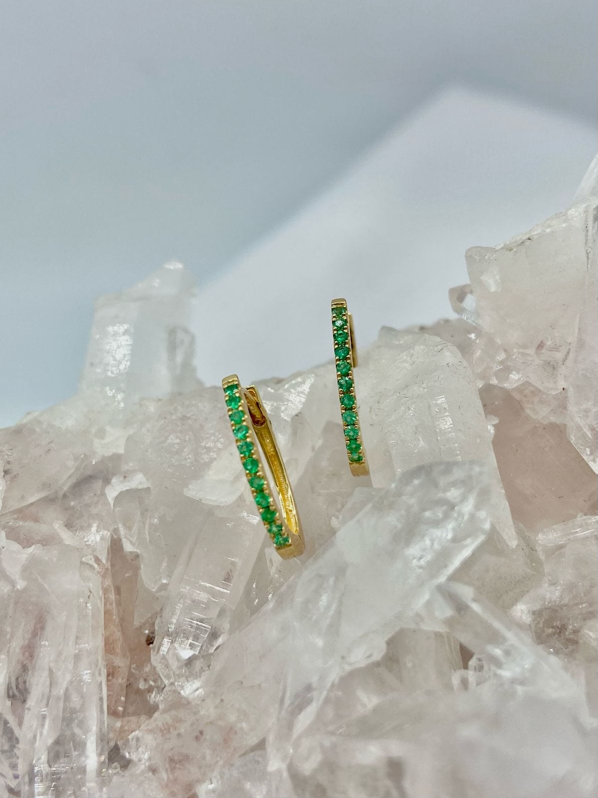 Aretes Esmeralda en Oro Blanco 18K estilo candonga Ovaladas medianas - imagen 2