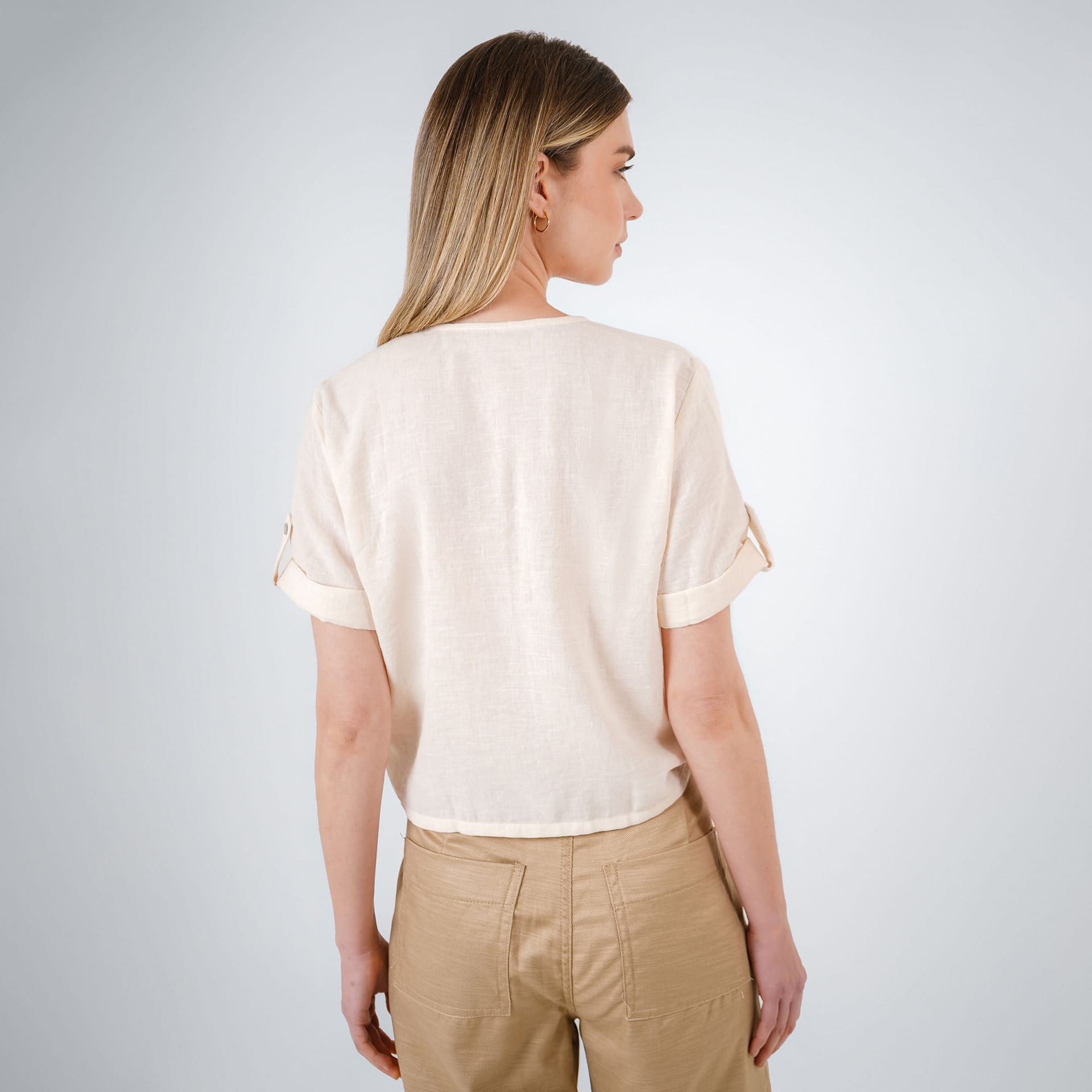 Blusa abierta escote redondo manga corta con charreteras - imagen 7