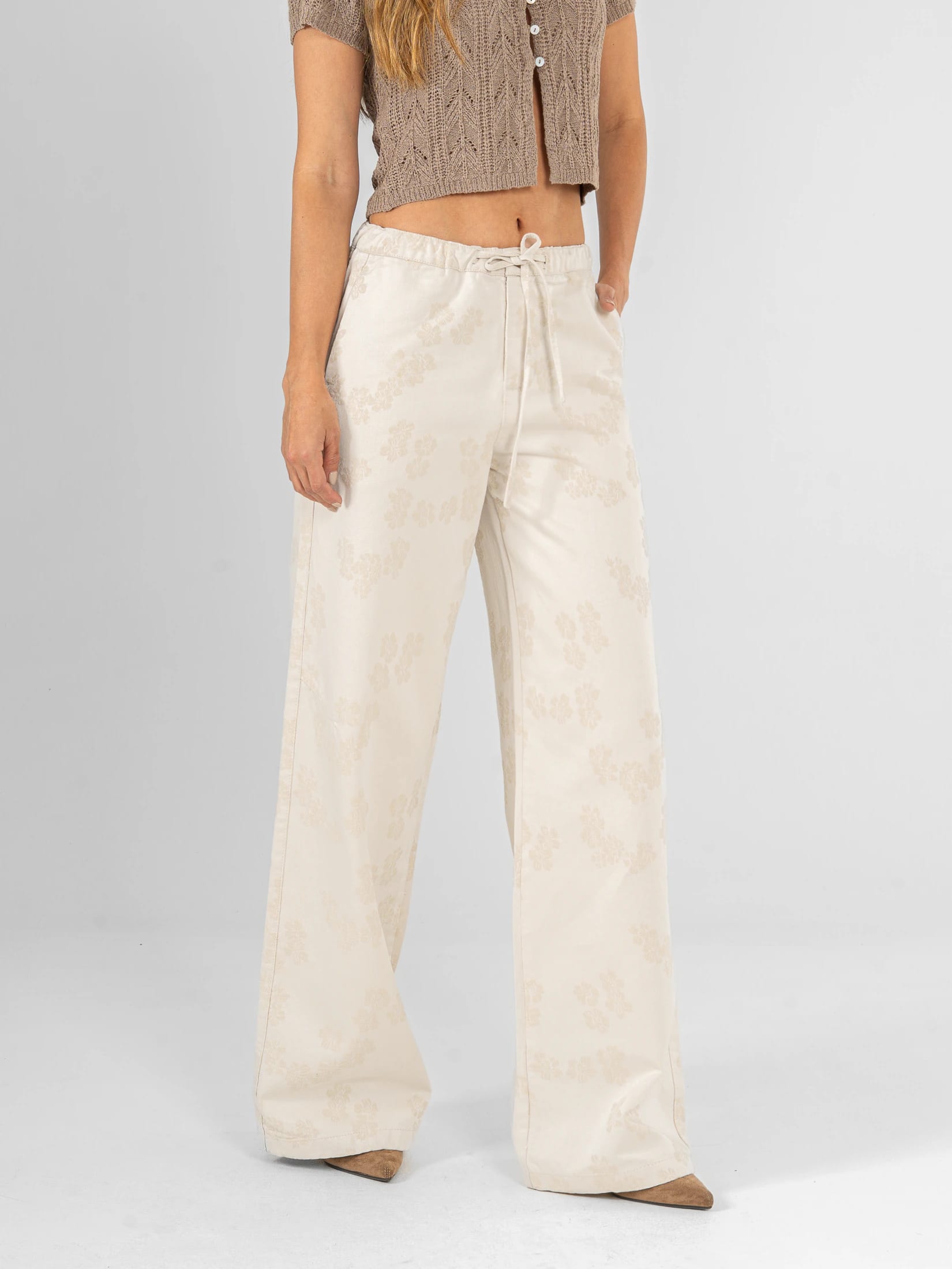 Ref: 0620407 Pantalón mom flare, rígido, tiro alto, detalle de tela bordada, pretina resortada,  tono natural - imagen 4