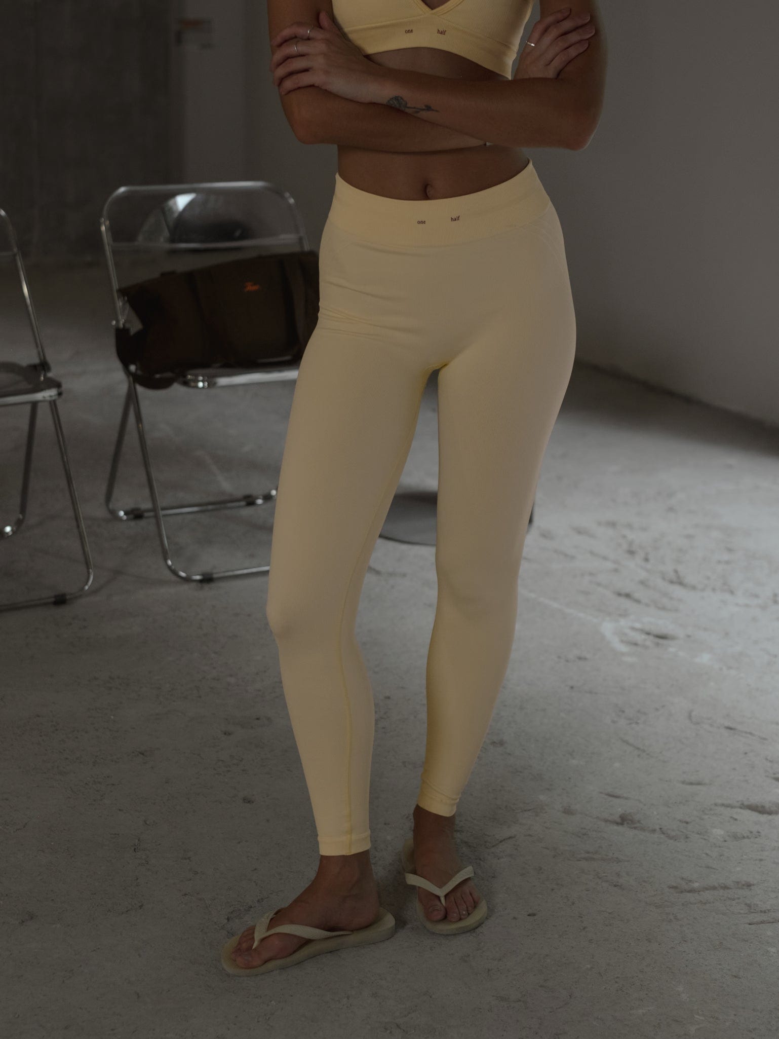 WIRED LINES SEAMLESS LEGGINGS - YELLOW UNDERTONE - imagen 1