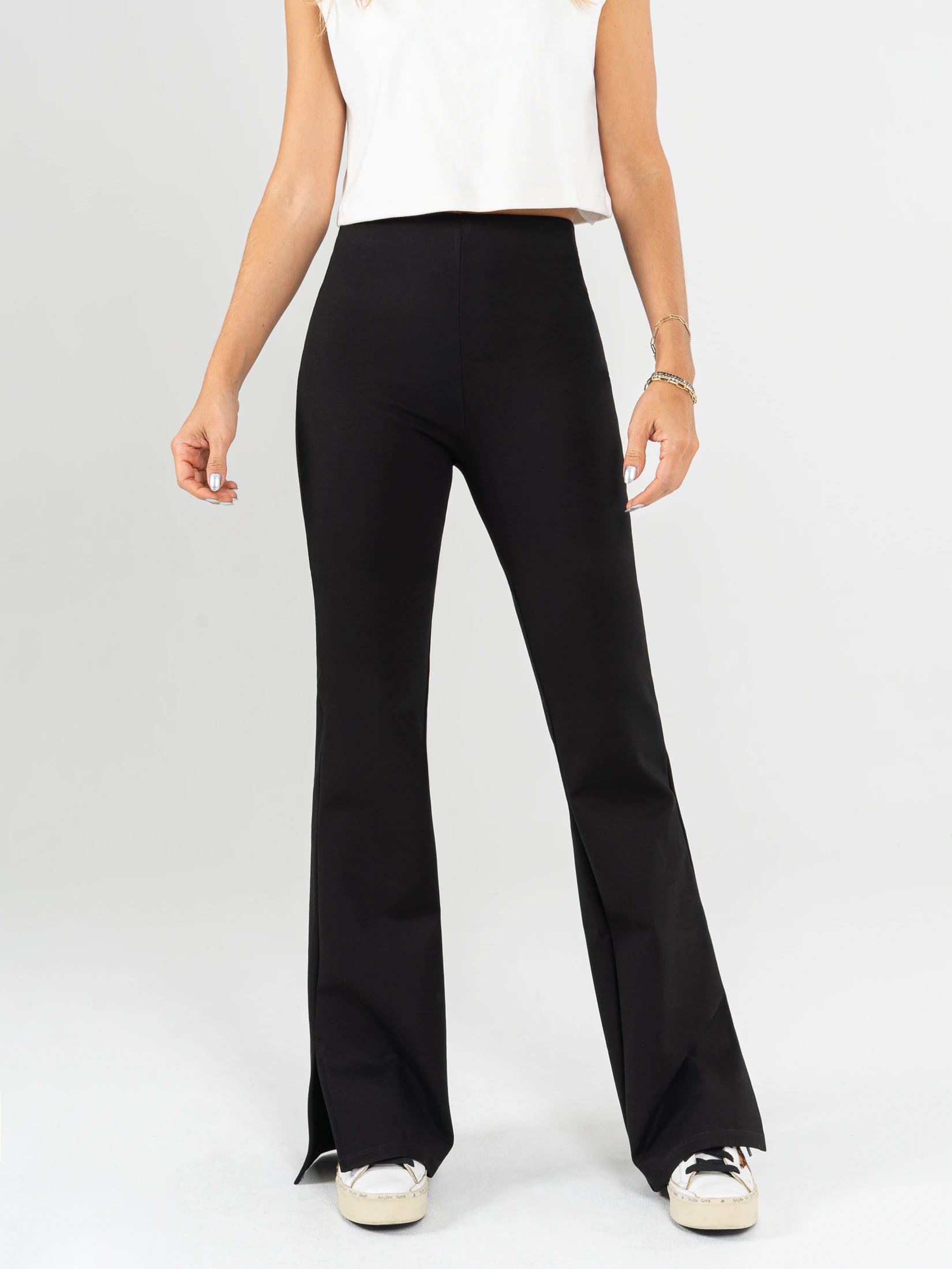 Ref: 0610721 Pantalón flare stretch, tipo legging, tiro alto, tono negro, detalle abertura al costado. - imagen 2