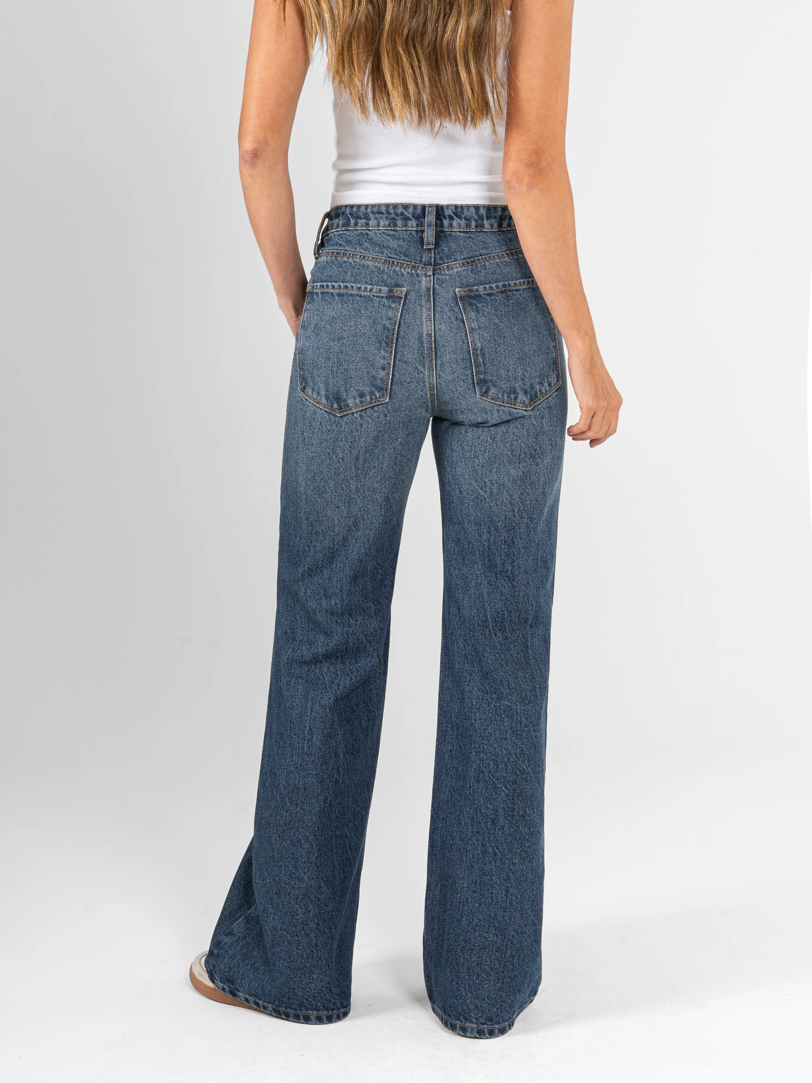 Ref: 066415 Jean Mom Flare, rígido, tiro alto, tono azul oscuro, detalle en pretina. - imagen 2