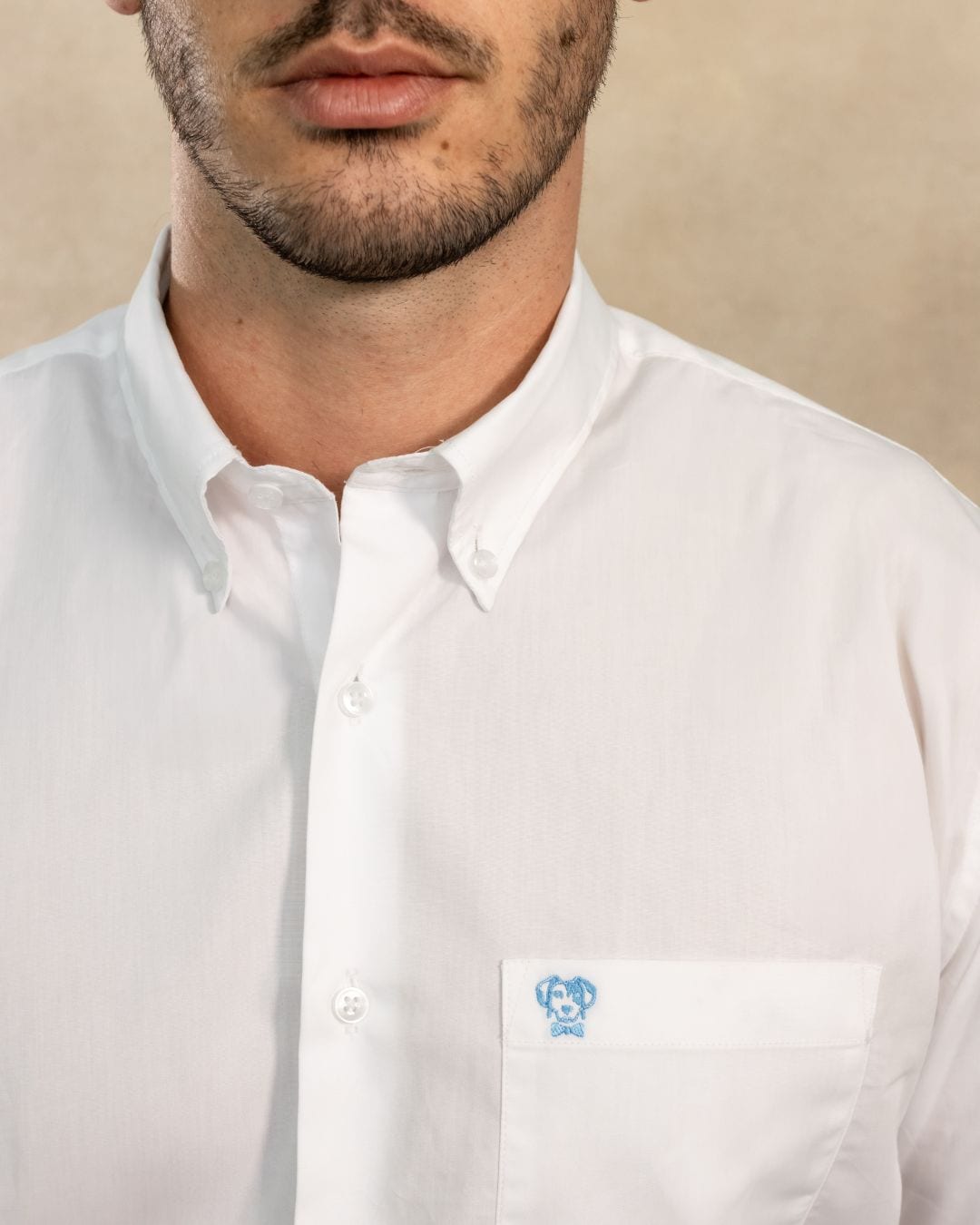 Camisa Antimanchas Popelina Blanco con Bolsillo Logo Azul- Talla Regular - imagen 2