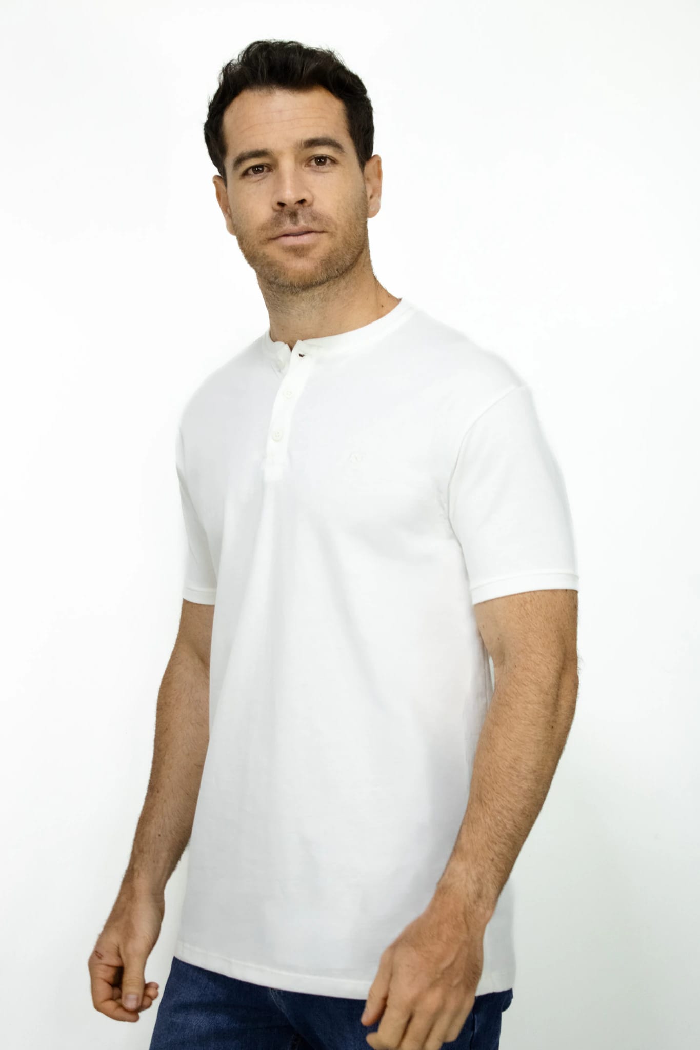 Camiseta Cuello Henley Manga Corta Blanca para Hombre - imagen 2