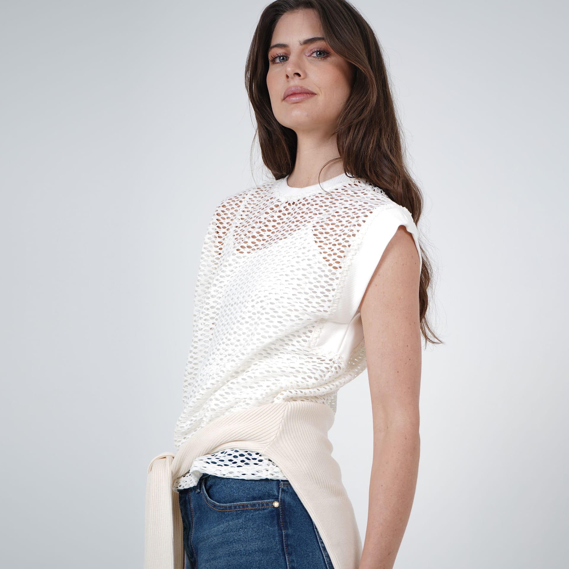 Camiseta en malla cuello redondo manga sisa con top interno - imagen 5