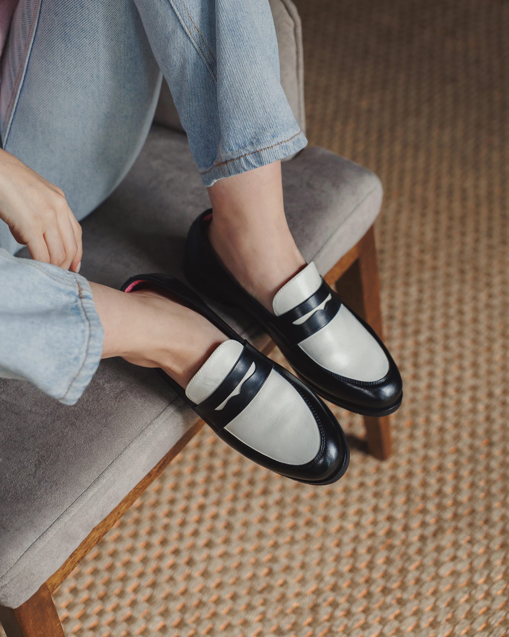 Mocasín Alessa Negro-Blanco Suela Clásica - imagen 6