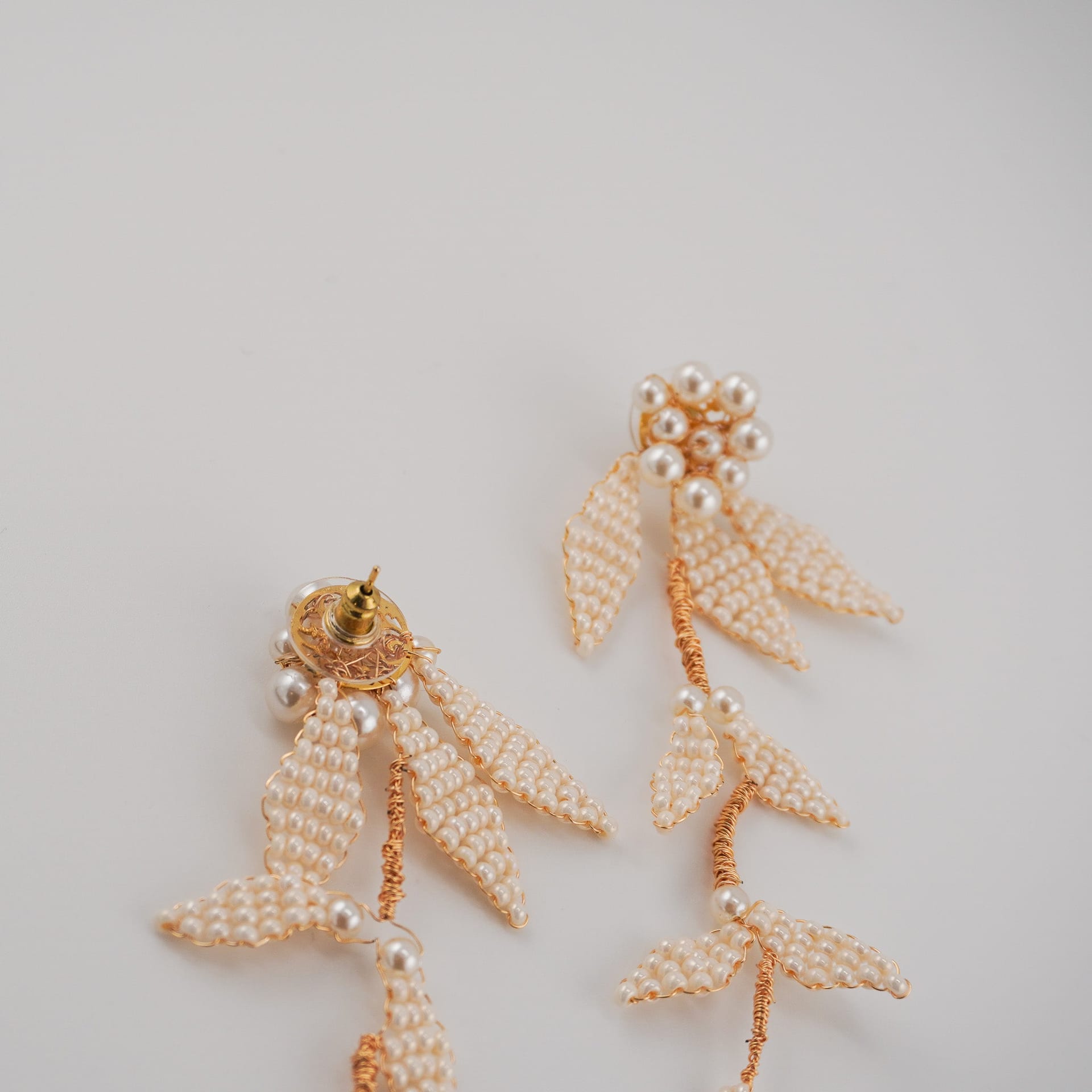 Ever After Petals & Pearls dangle earrings - imagen 2