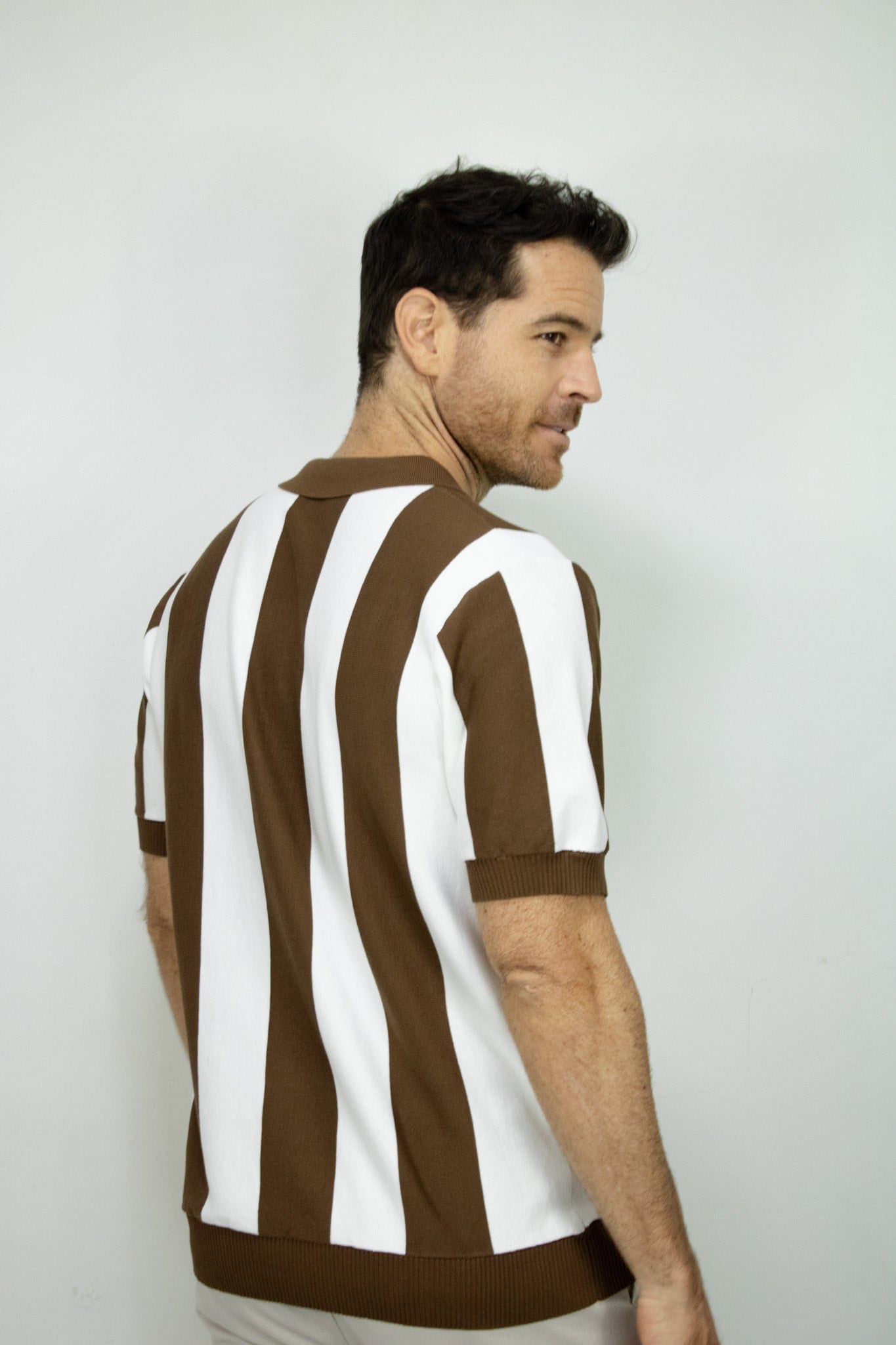 POLO TEJIDA RAYAS CAFE PARA HOMBRE - imagen 3