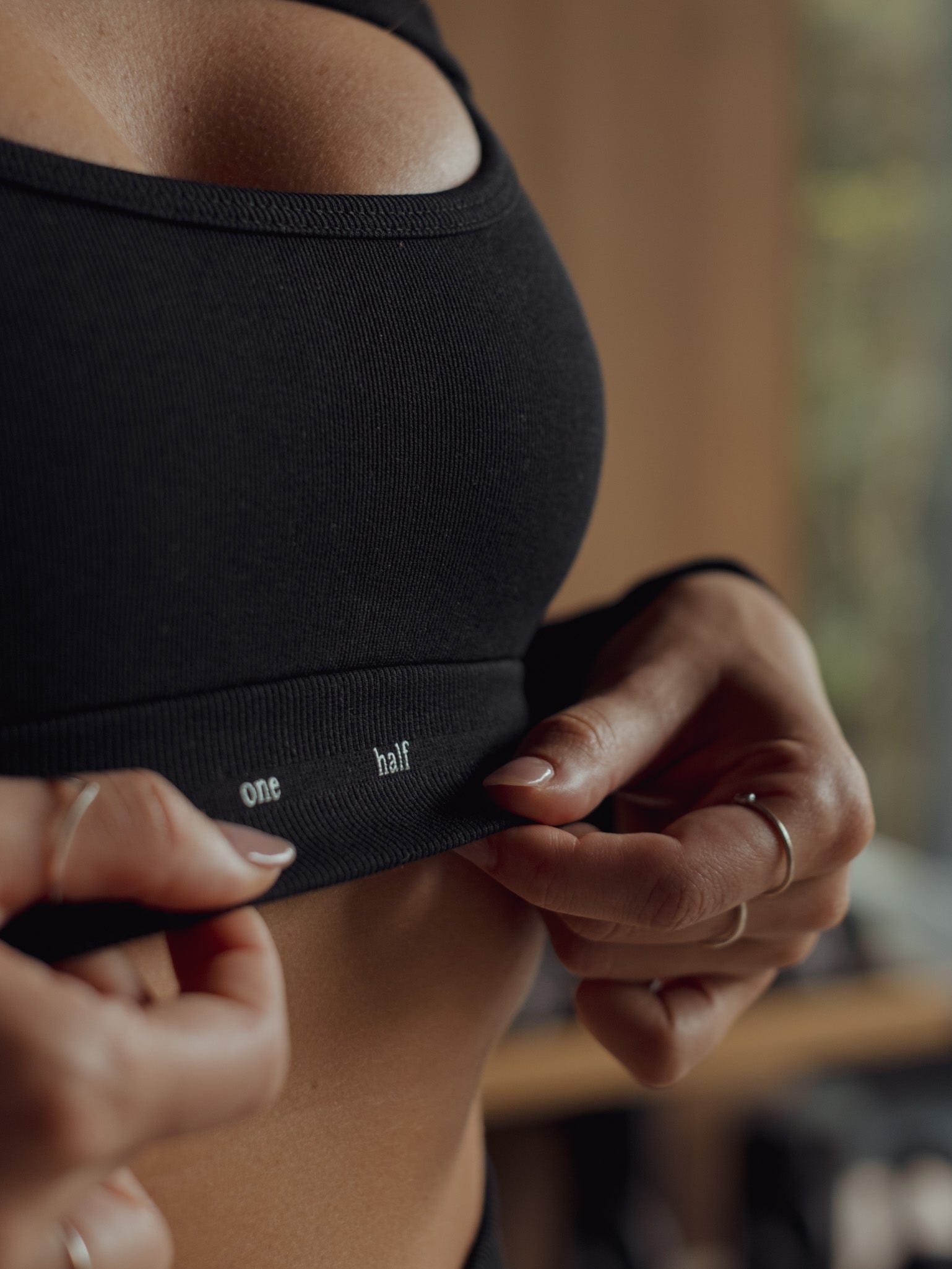 AIRY SEAMLESS CROP TOP - SHADOW - imagen 12