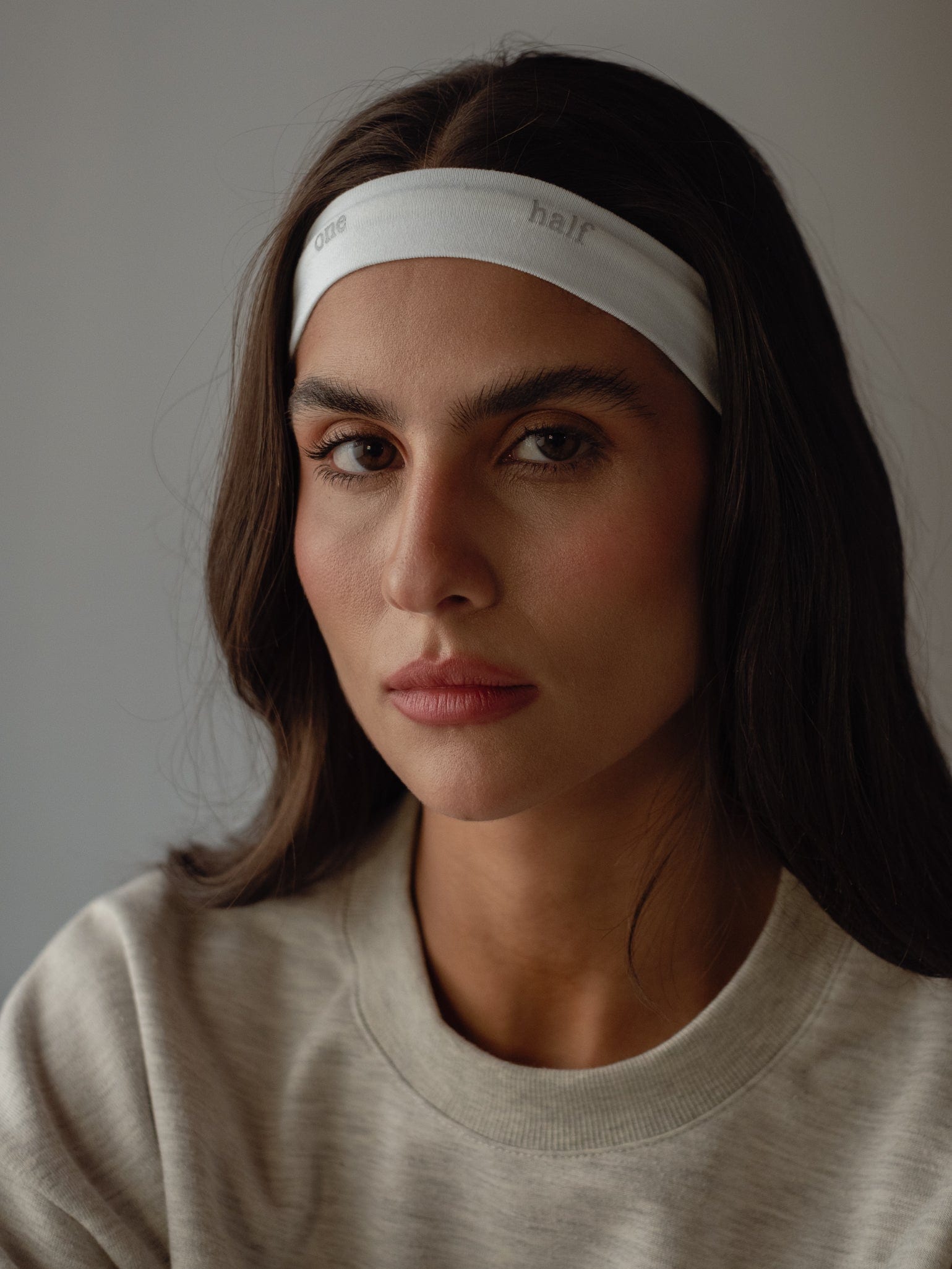 SLIM HEADBAND PACK X2 - SOFT WHITE & CREAMY GRAY - imagen 5
