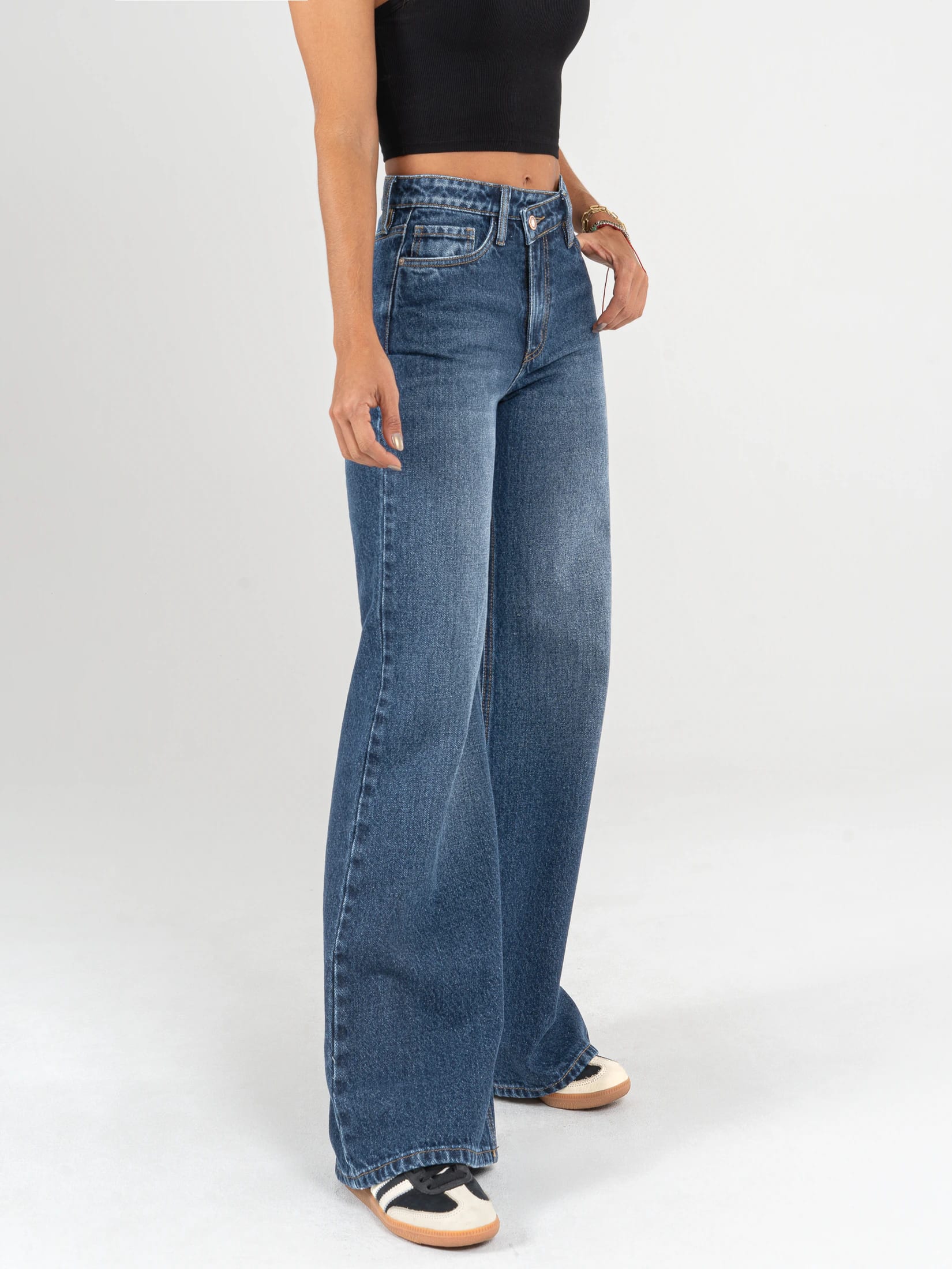 Ref: 064976 Jean Mom Flare, rígido, tiro alto, tono azul oscuro, detalle en pretina. - imagen 2