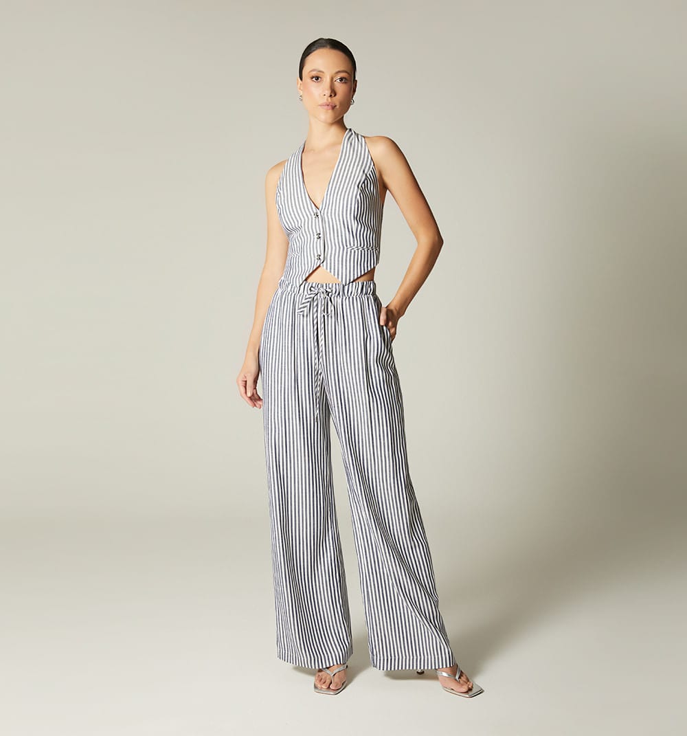Blusa corta con amarres - imagen 1