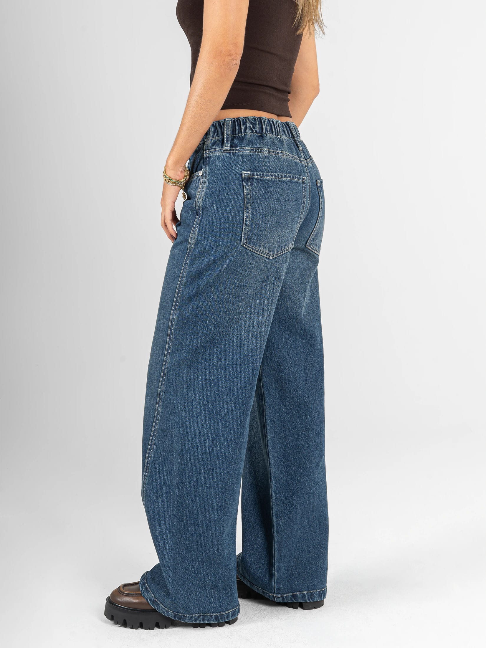 Ref: 066508 Jean mom flare, rígido, tiro medio, pretina resortada, tono azul medio oscuro. - imagen 2