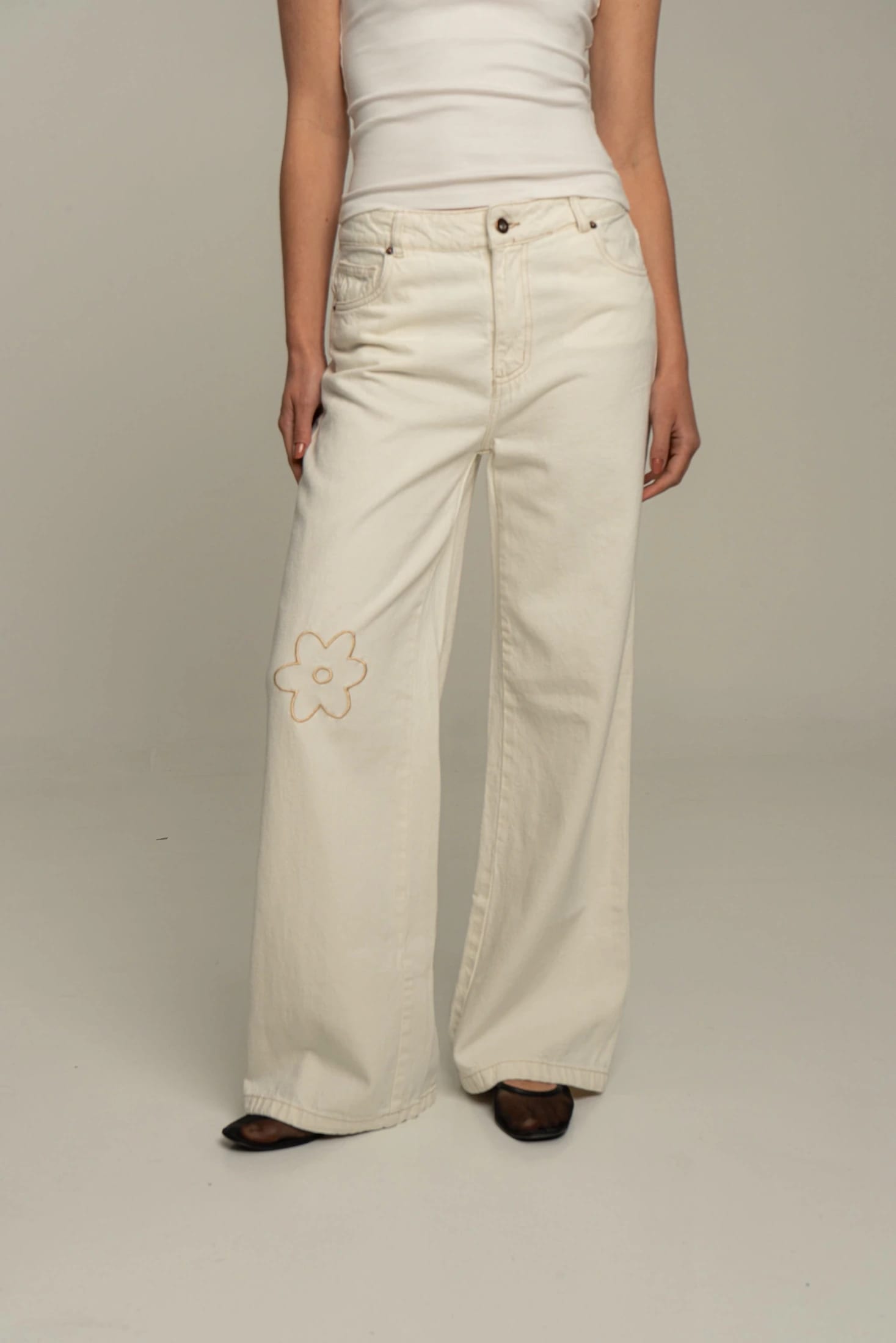 Jeans Flor Bordada Crudo - imagen 1