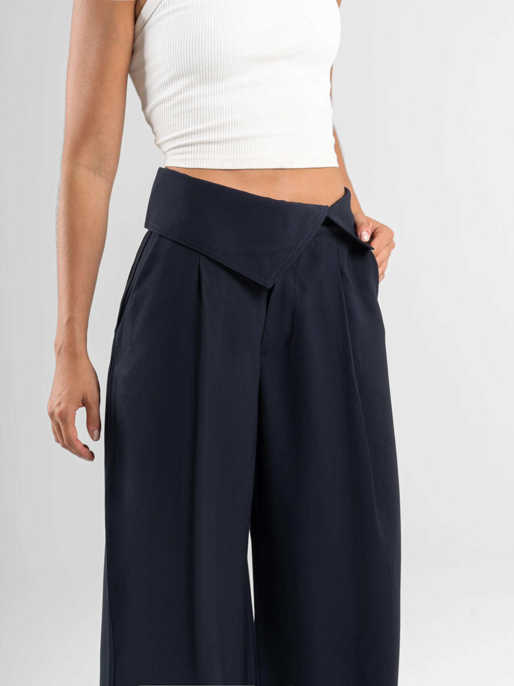 Ref: 0620556 Pantalón mom flare, prense, detalle pretina, tono azul - imagen 4