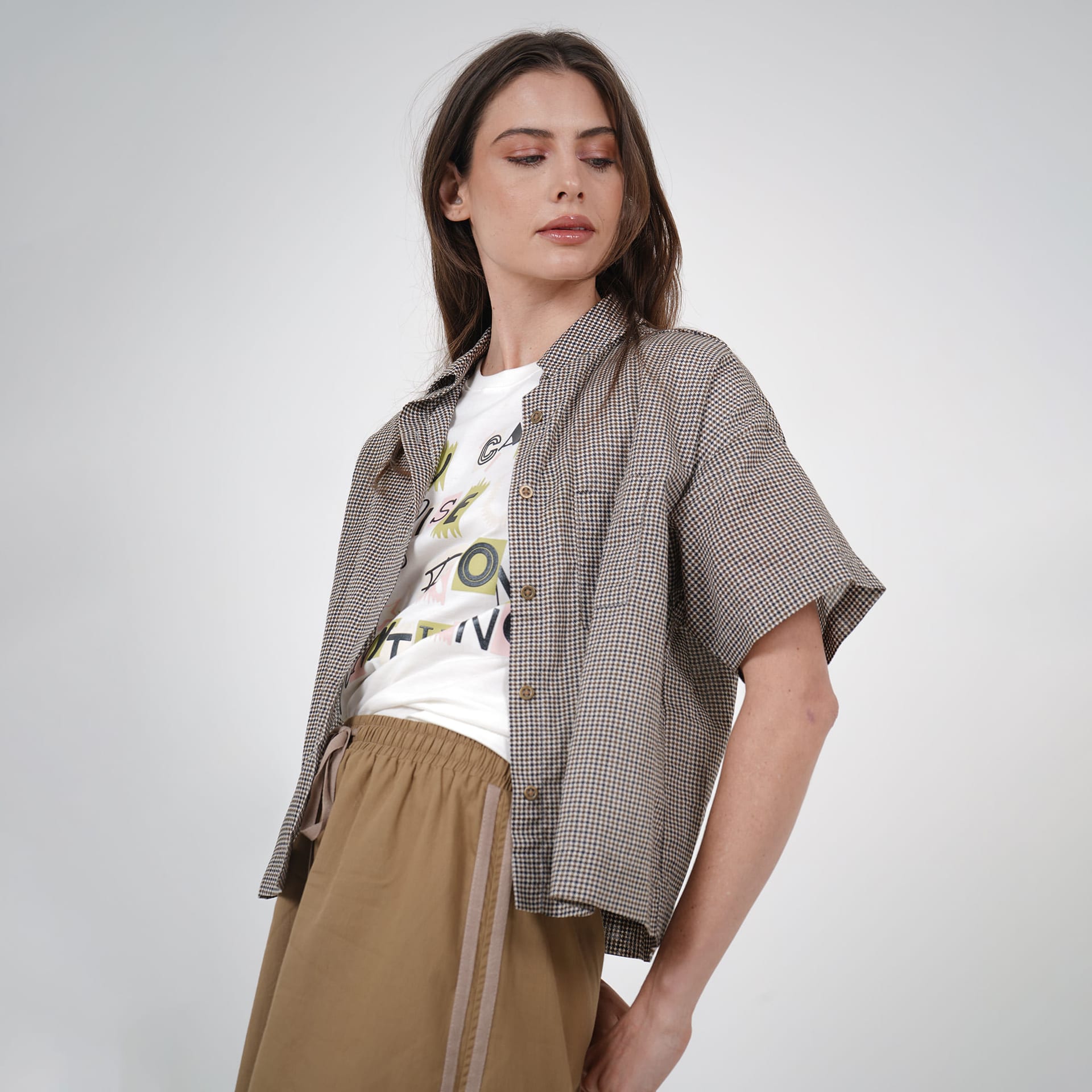 Blusa de cuadros cuello camisero manga corta con estampado Live - imagen 2