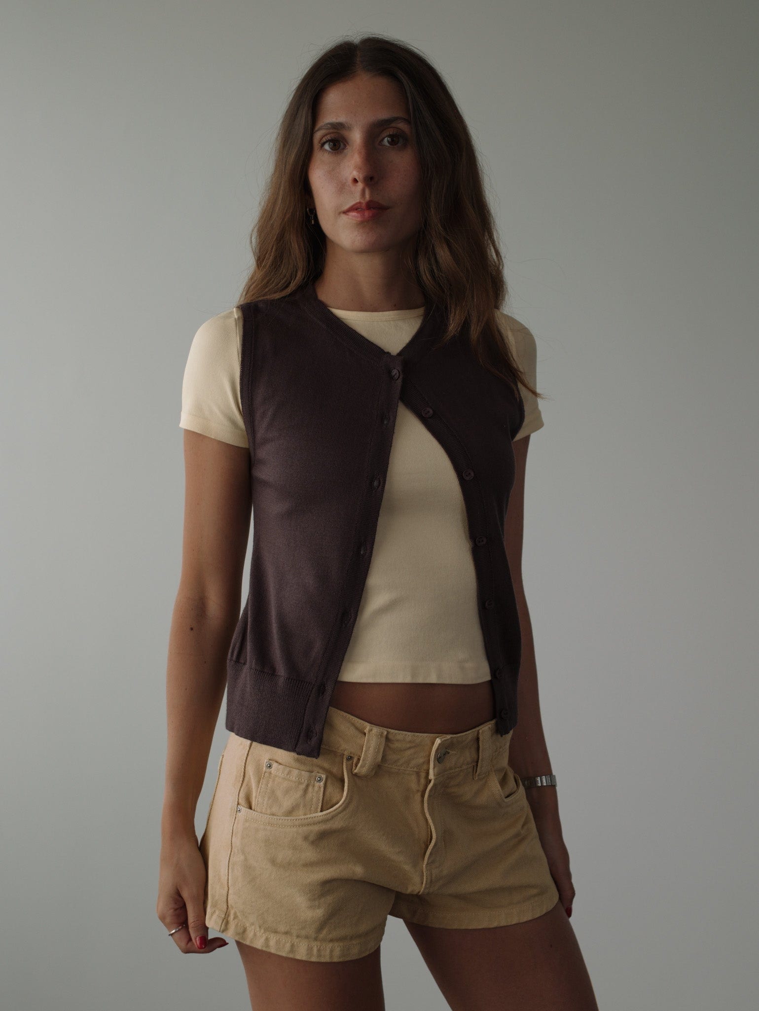 CLASSIC BUTTON KNIT VEST - BROWN - imagen 9