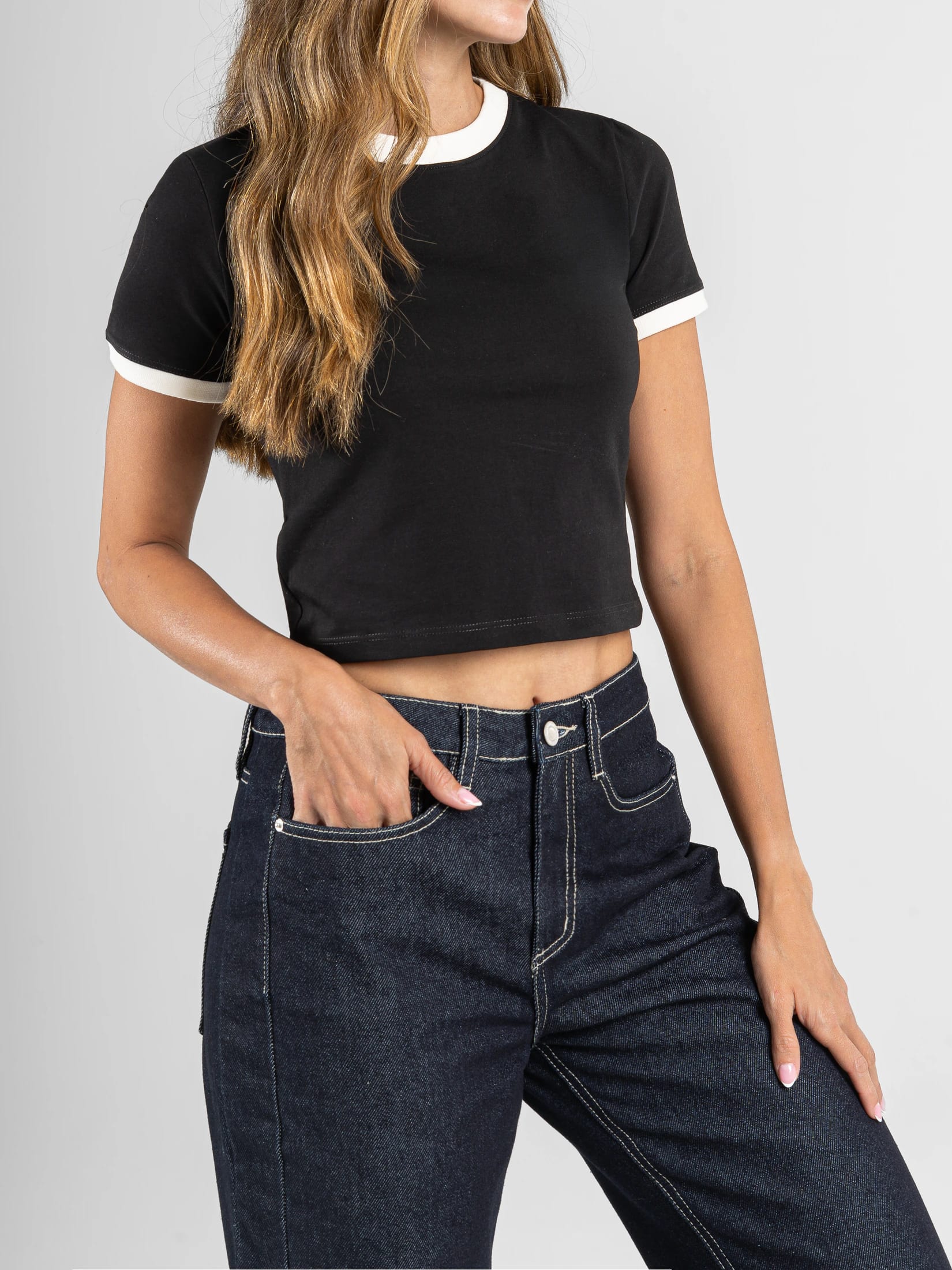 Ref: 0610708 T-shirt crop, cuello redondo y manga corta, acabados con vivo combinado a contraste, tono negro - imagen 3