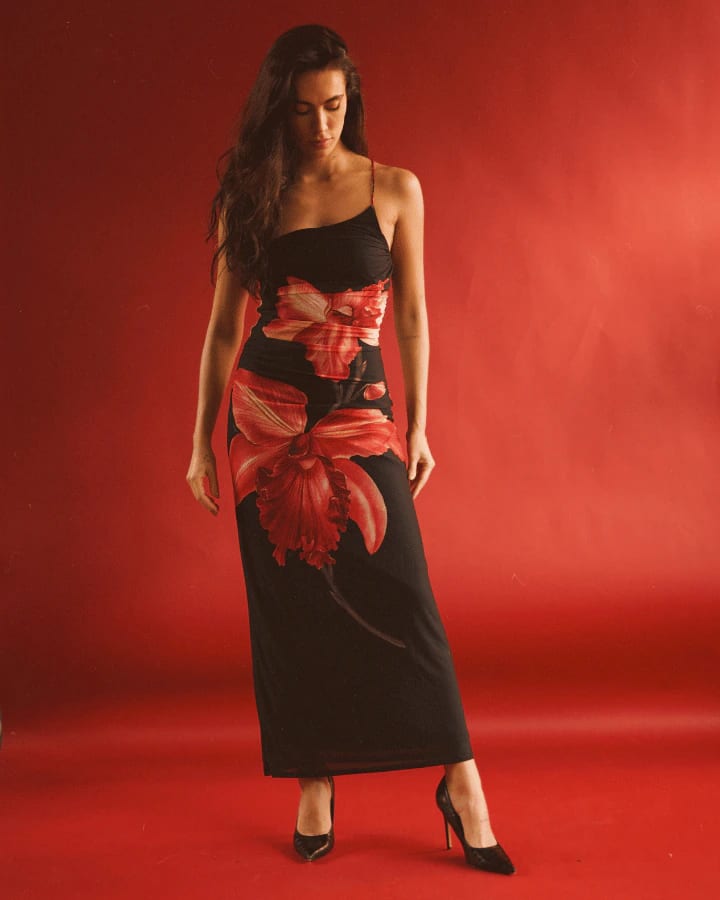 VESTIDO SMOOTH LARGO AJUSTADO NEGRO FLORAL - imagen 3