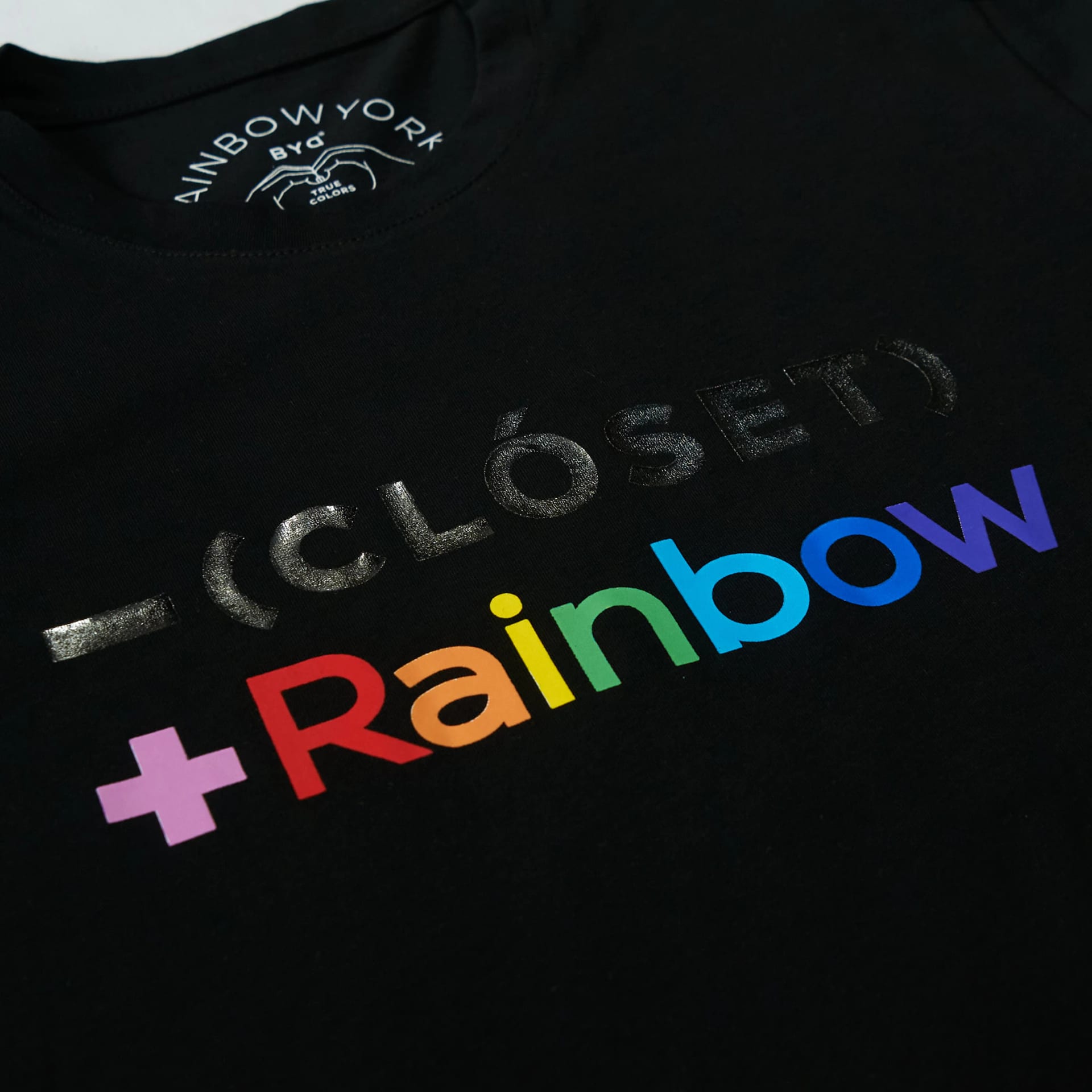 MENOS CLÓSET MÁS RAINBOW T-SHIRT - imagen 2