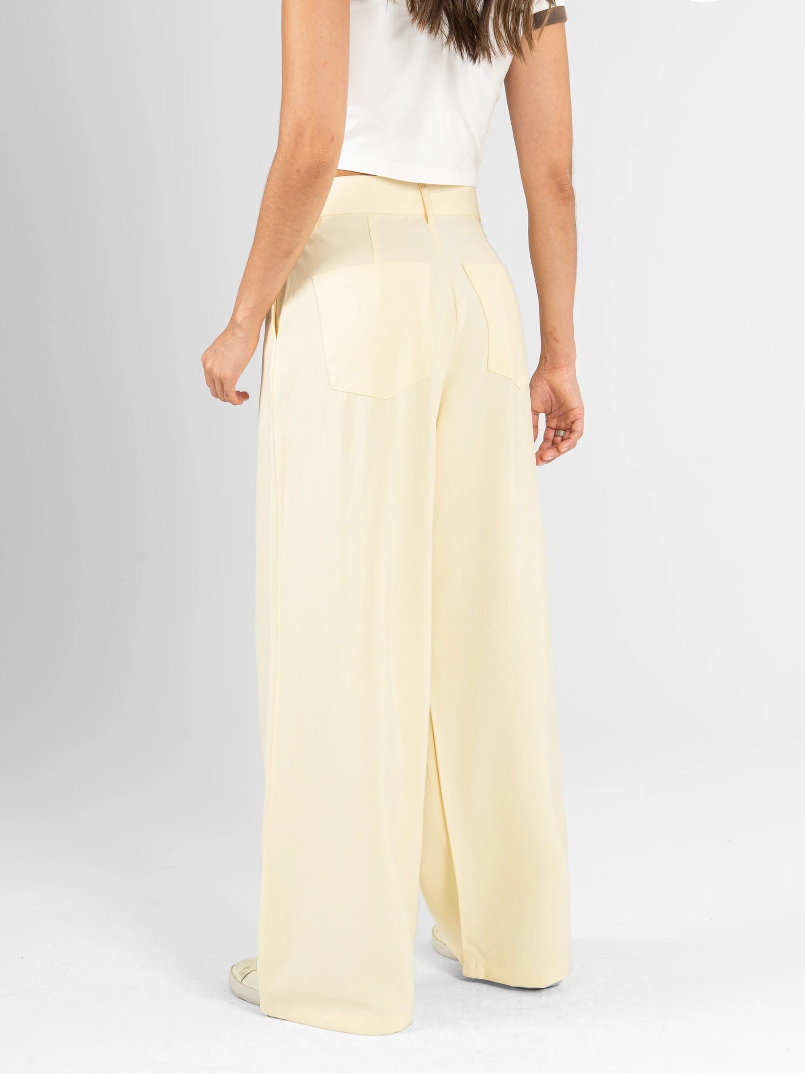 Ref: 0620581 Pantalón mom flare, tejido plano liviano, detalle en pretina, tiro alto, tono amarillo - imagen 2