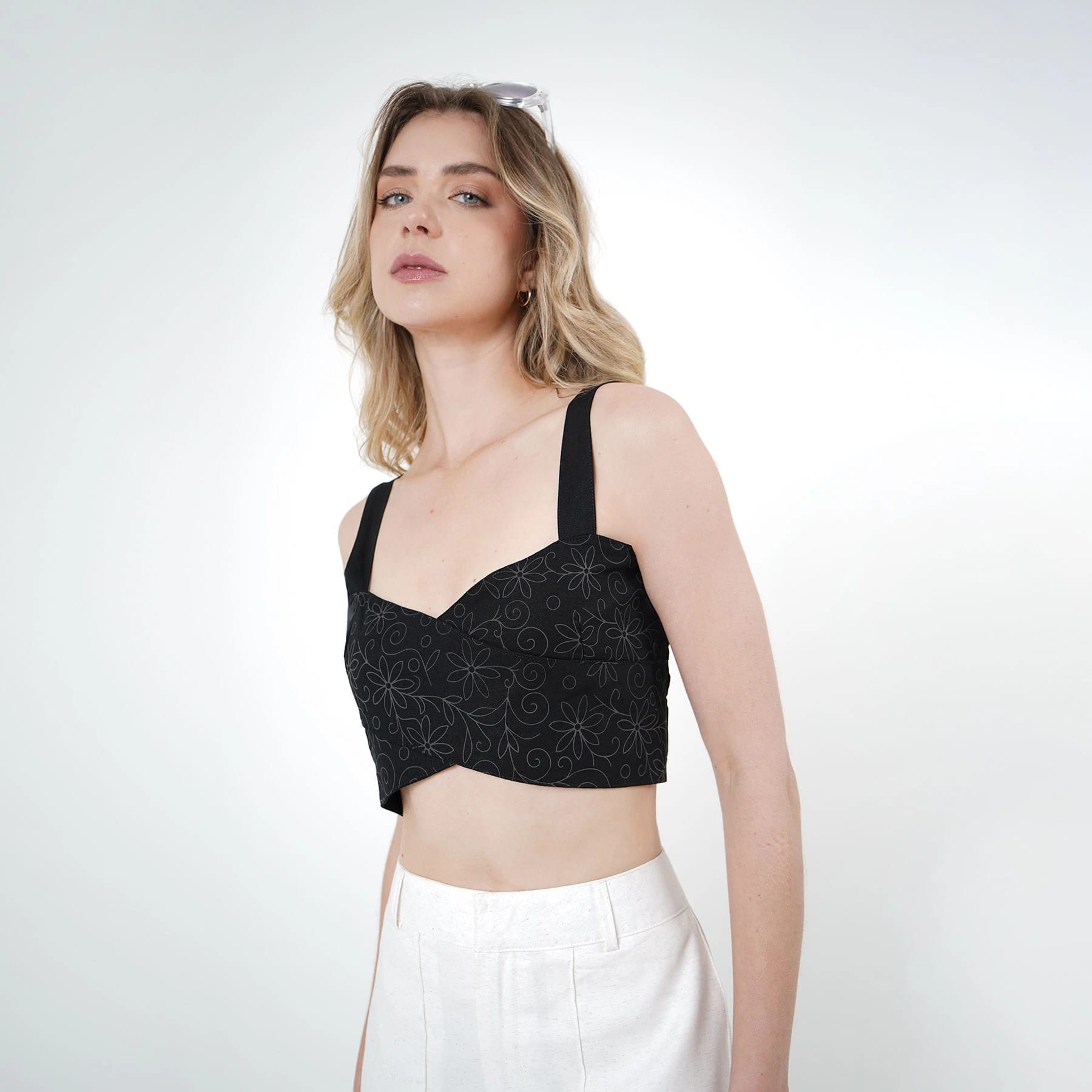 Blusa crop top cuello corazón manga tiras con grabado floral - imagen 8