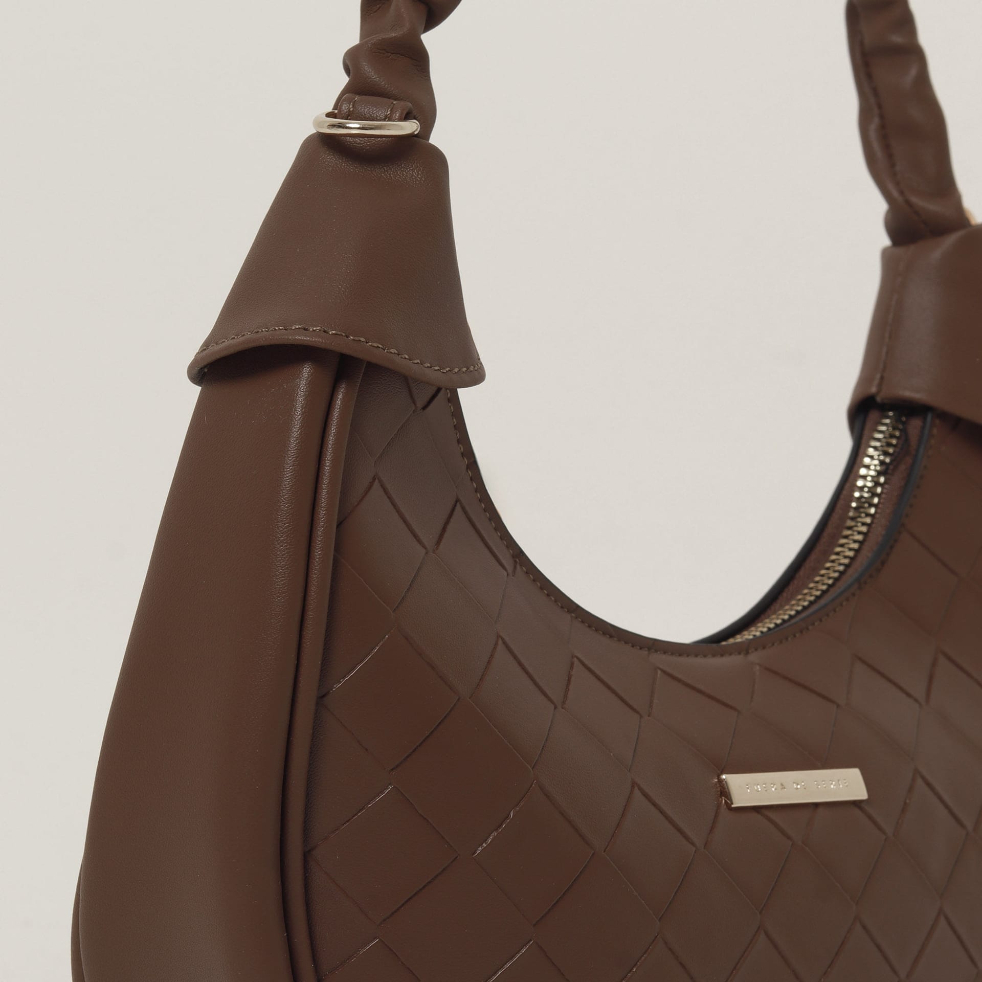 Bolso de hombro con textura - imagen 2