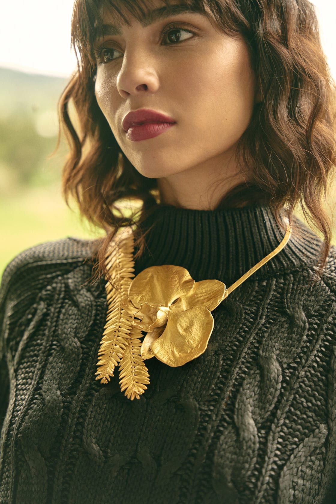 PHALAENOPSIS ORCHID AND ROMERON PINE NECKLACE - imagen 3
