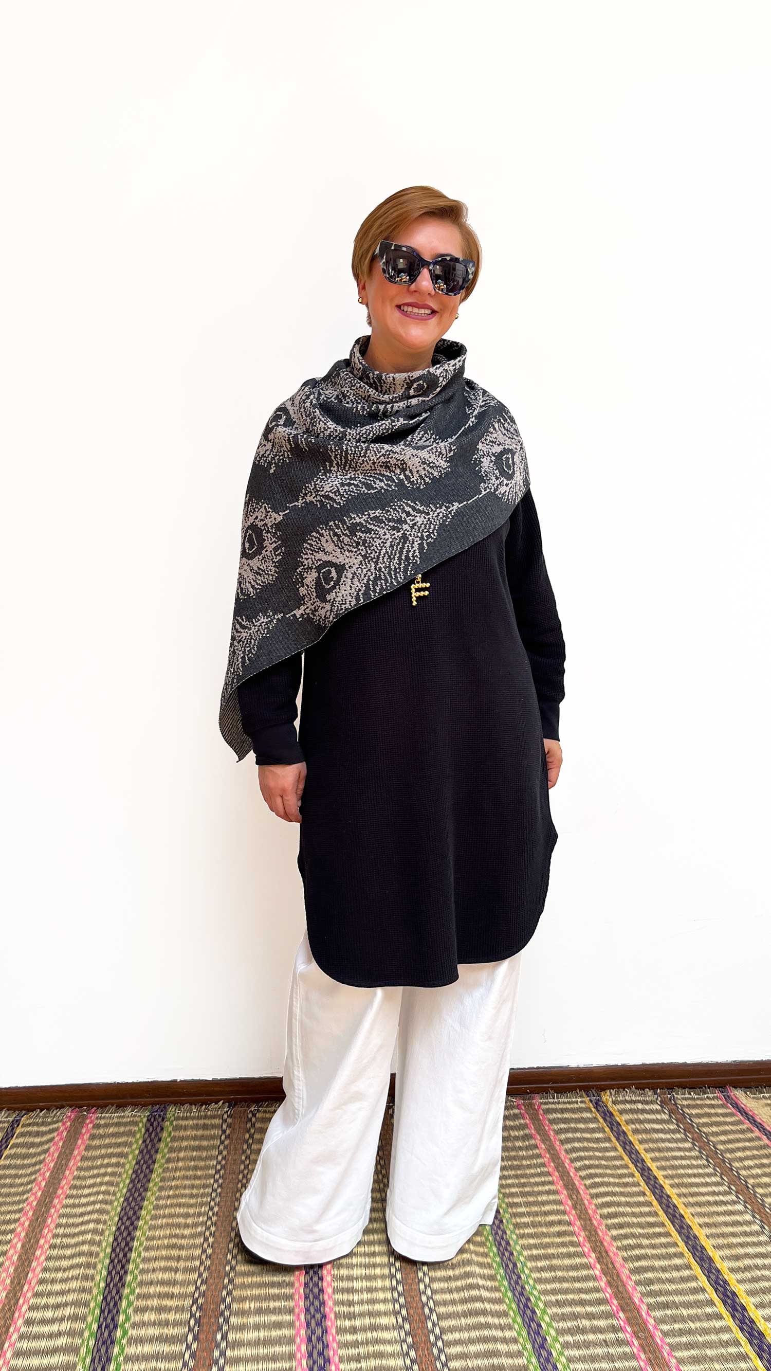 Poncho Plumas - arena y gris oscuro - imagen 2