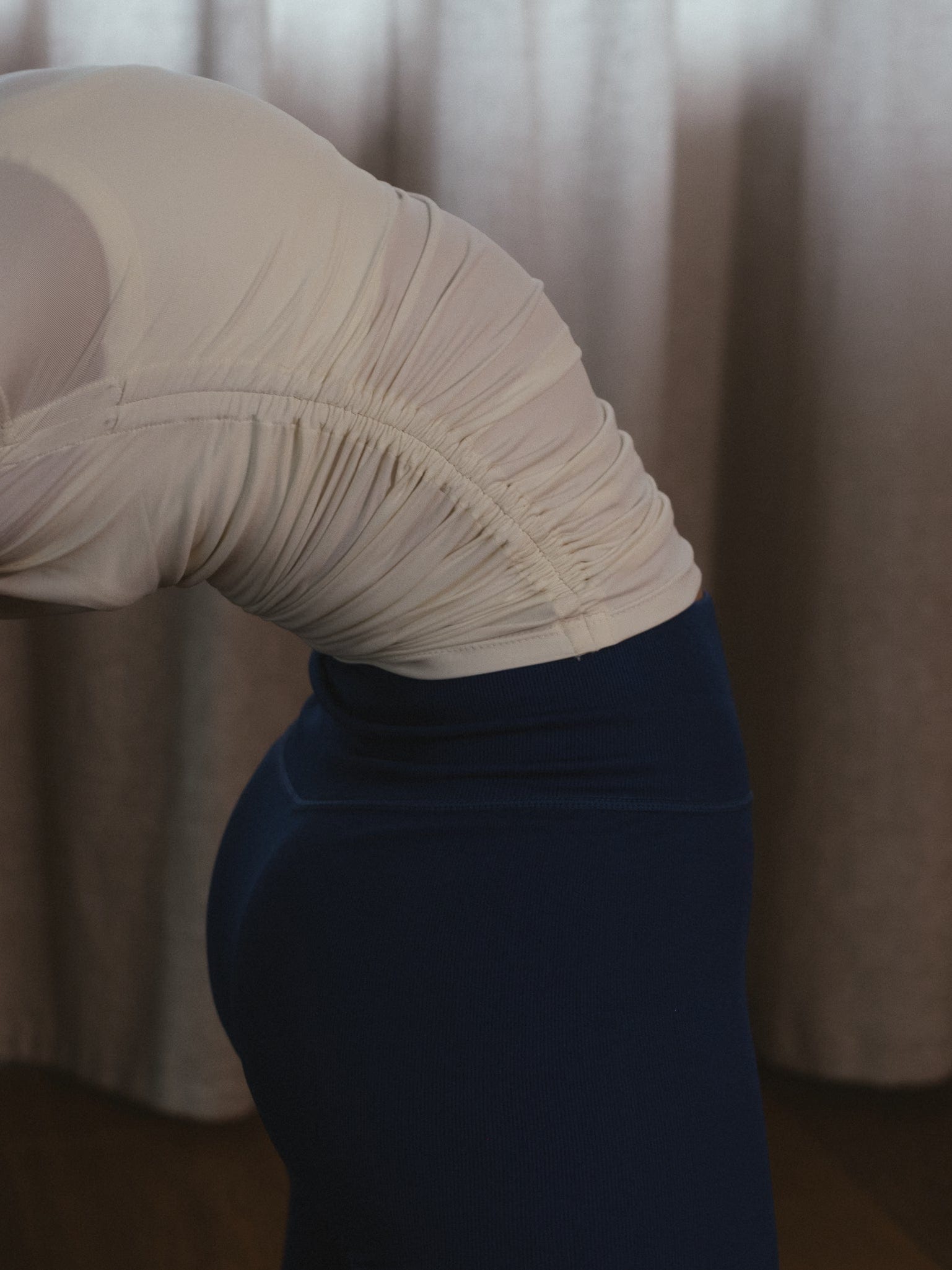 SPORTY RUCHED TEE - SOFT WHITE - imagen 3