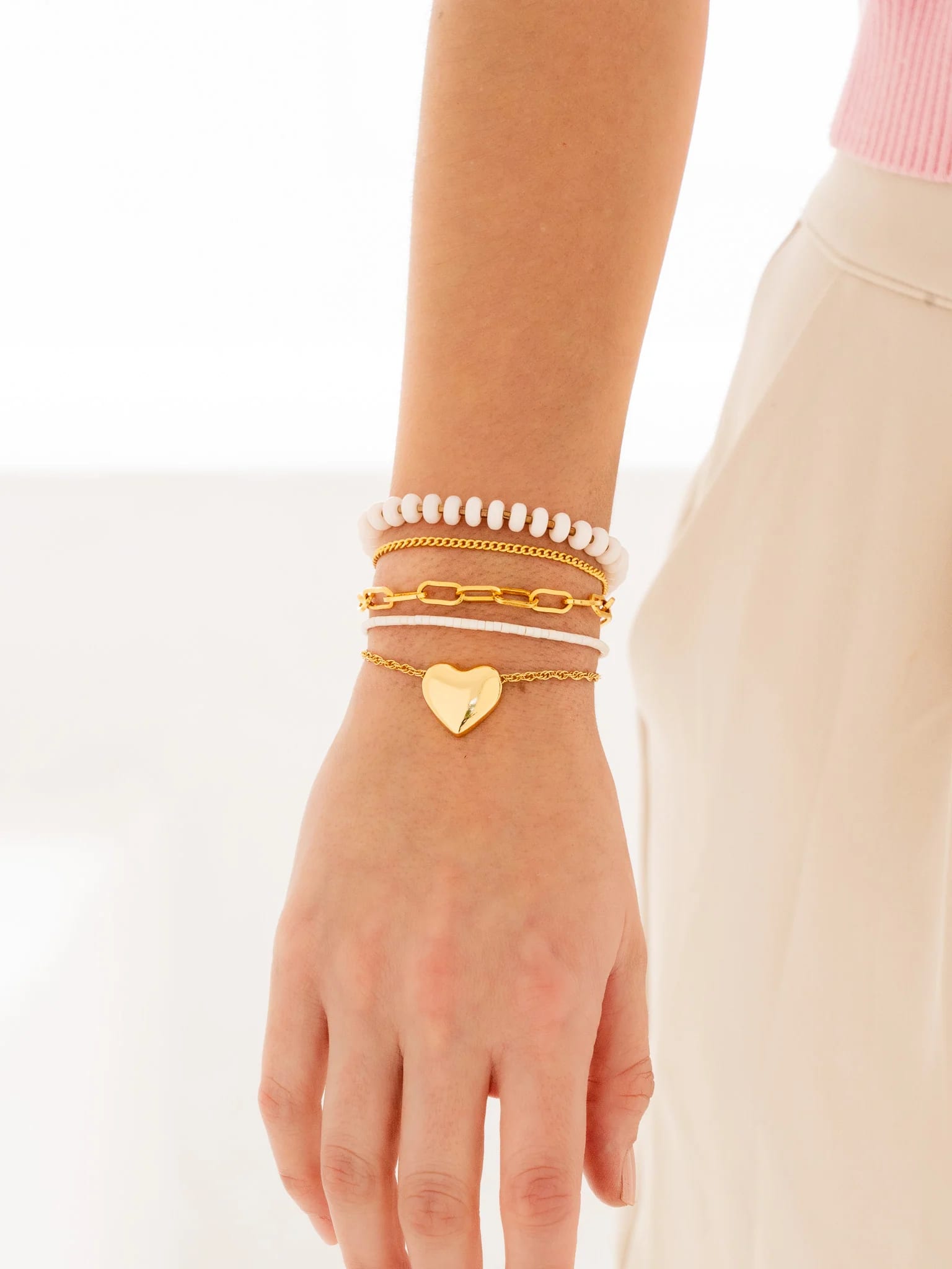 Set X5 Pulseras Corazón Beige + Aretes - imagen 1