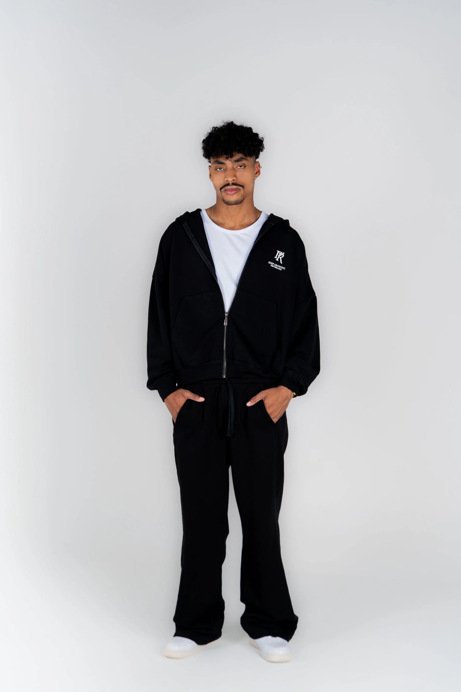 Basic Black Hoodie - imagen 5