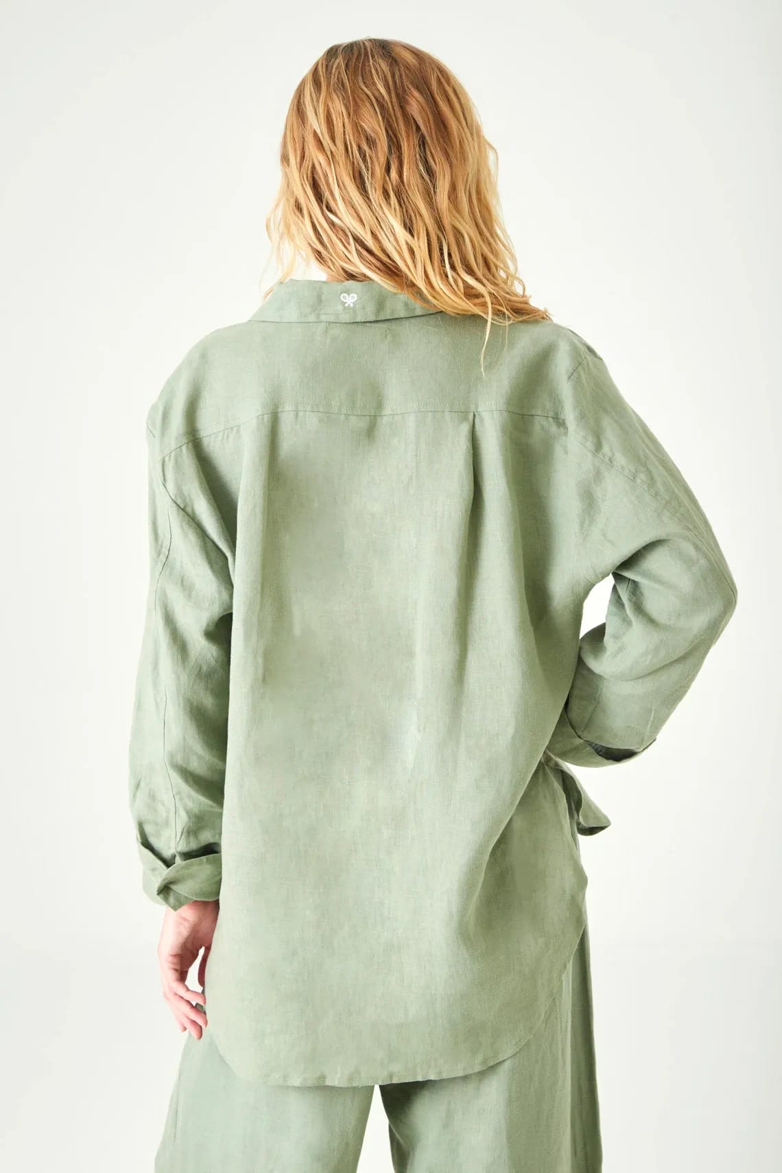 Camisa relaxed fit con bajo redondeado y aberturas laterales en lino verde salvia para mujer - imagen 5