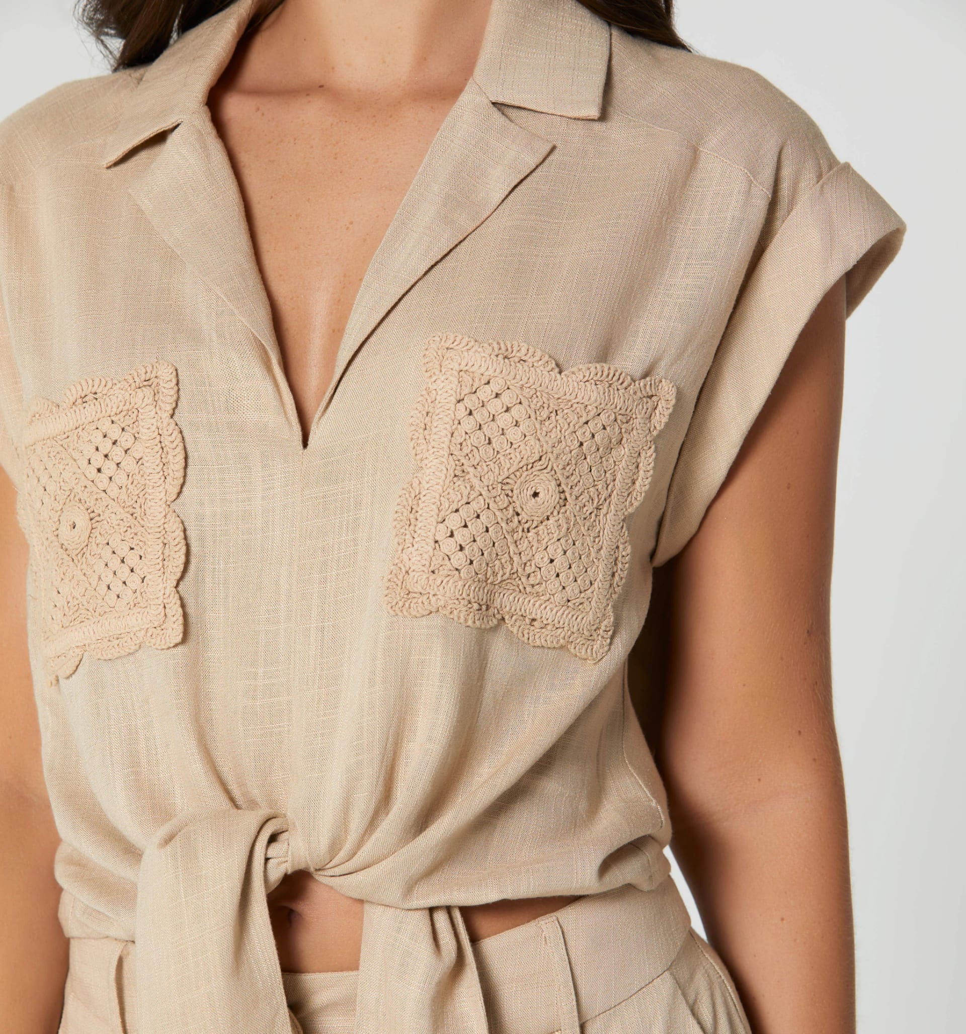 Blusa de amarrar con apliques crochet - imagen 3