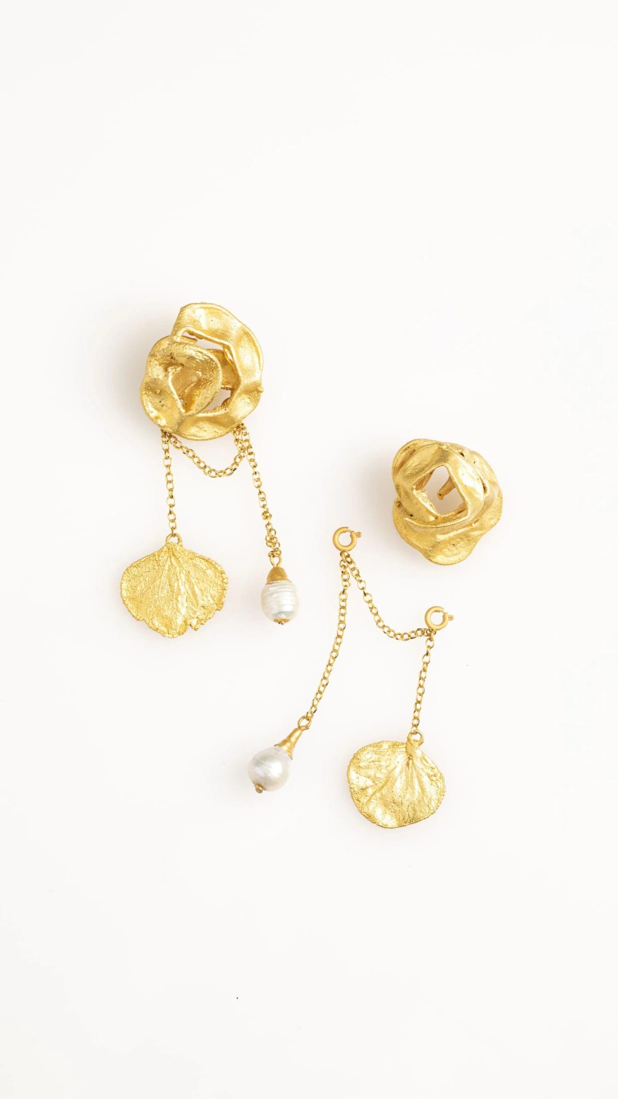 ARETES ACACIA CON PÉTALO REMOVIBLE CADENAS Y PERLAS - imagen 4