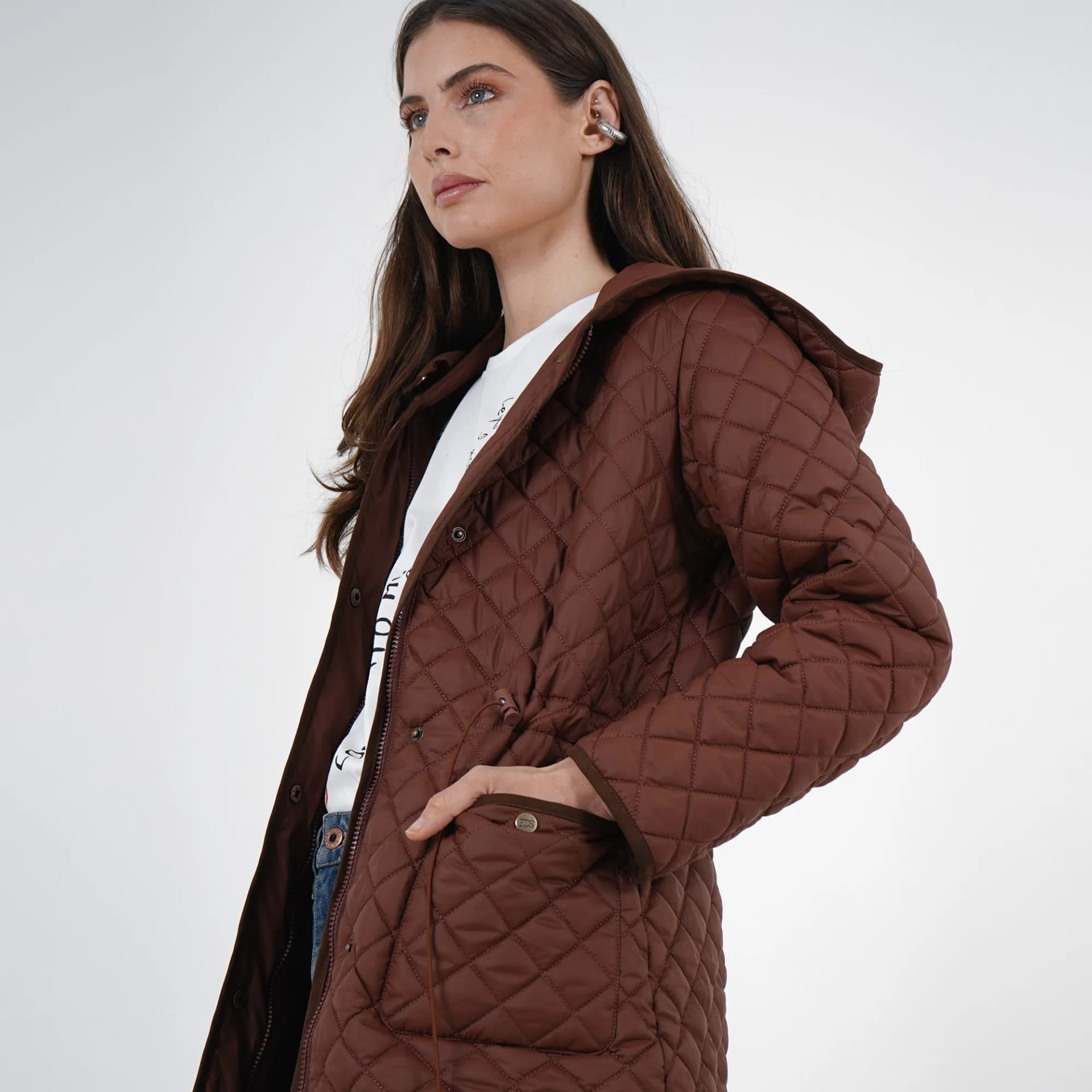 Chaqueta acolchada larga cuello alto con capucha y ajuste en cintura - imagen 27