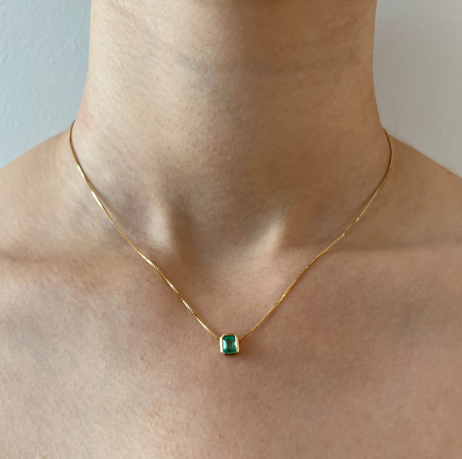 Collar rectangular esmeralda - imagen 2