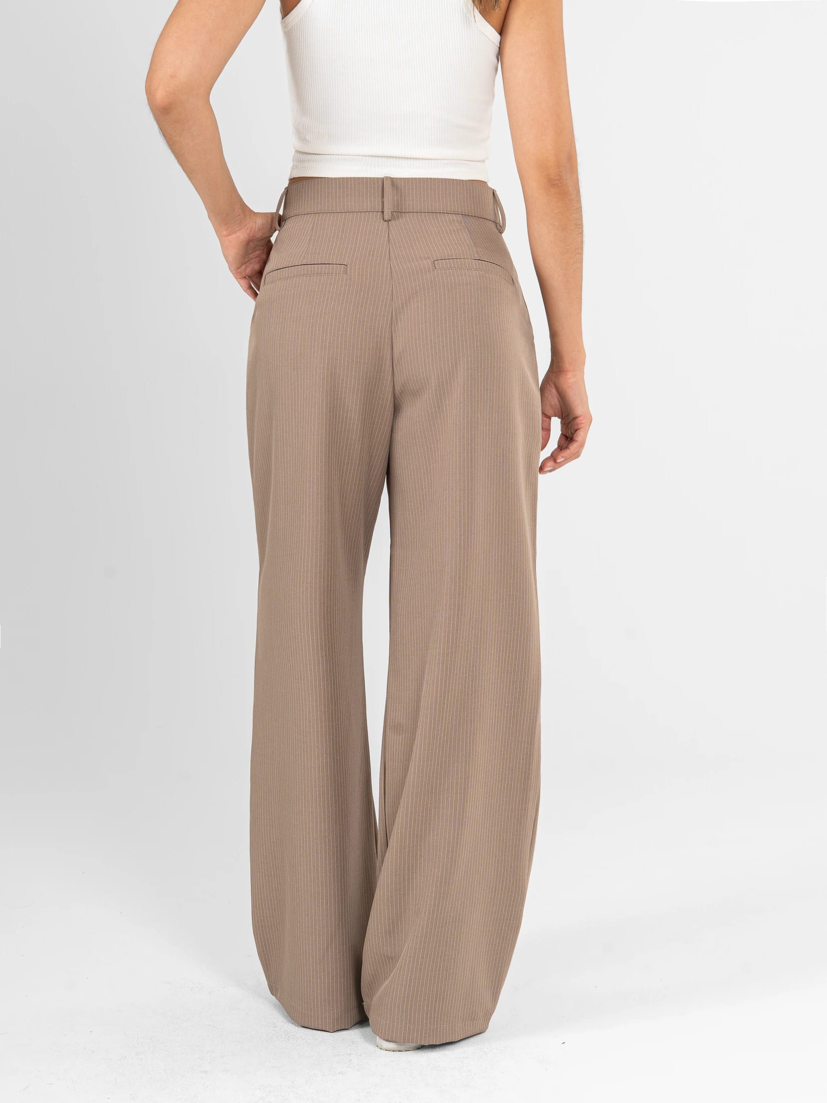 Ref: 0620537 Pantalón mom flare, tejido plano liviano, stretch, rayas, tono cafe - imagen 2