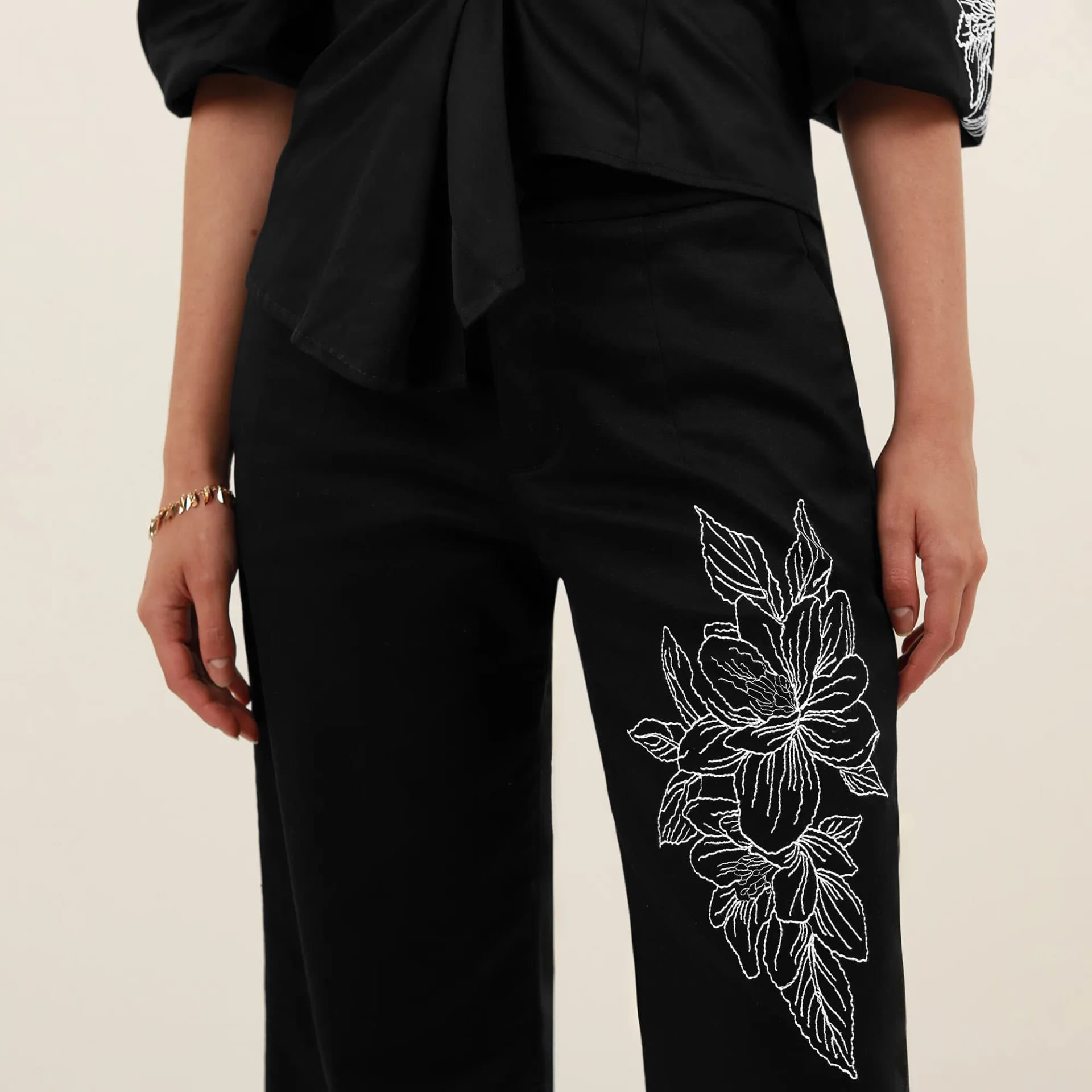Pantalón palazzo bota flare con bordado flor - imagen 5