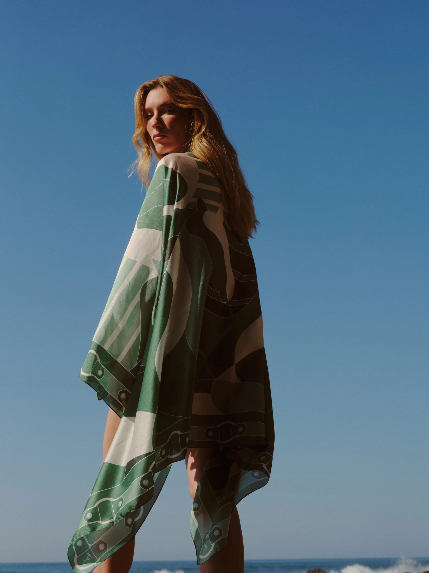 De La Falaise Cotton Silk Sarong / Green Horses - imagen 5