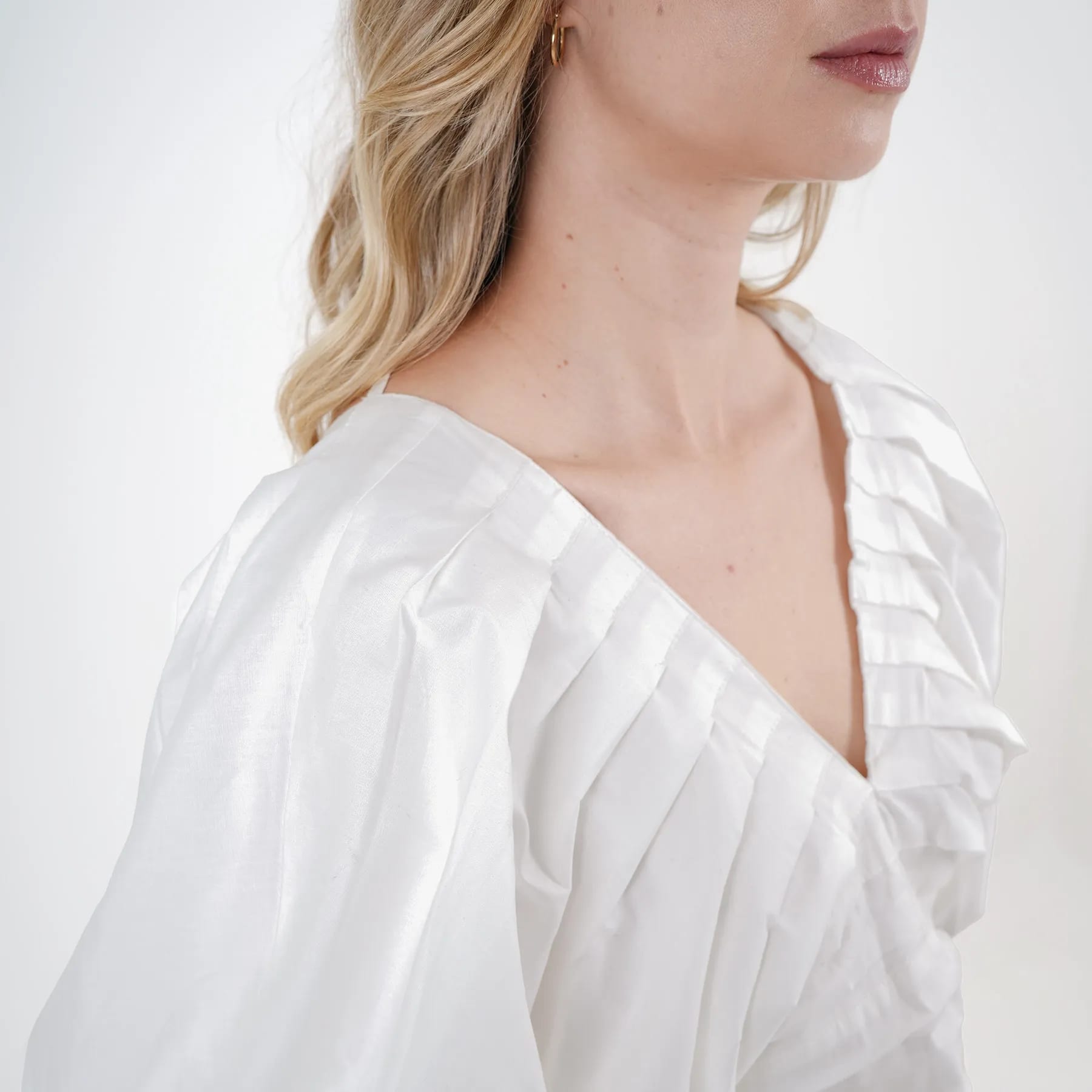 Blusa crop escote en v manga globo alforzada abierta en espalda - imagen 5