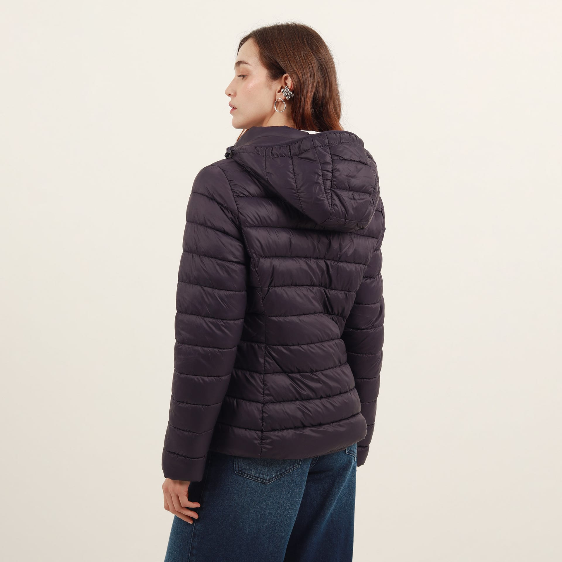 Chaqueta acolchada básica con capucha - imagen 6