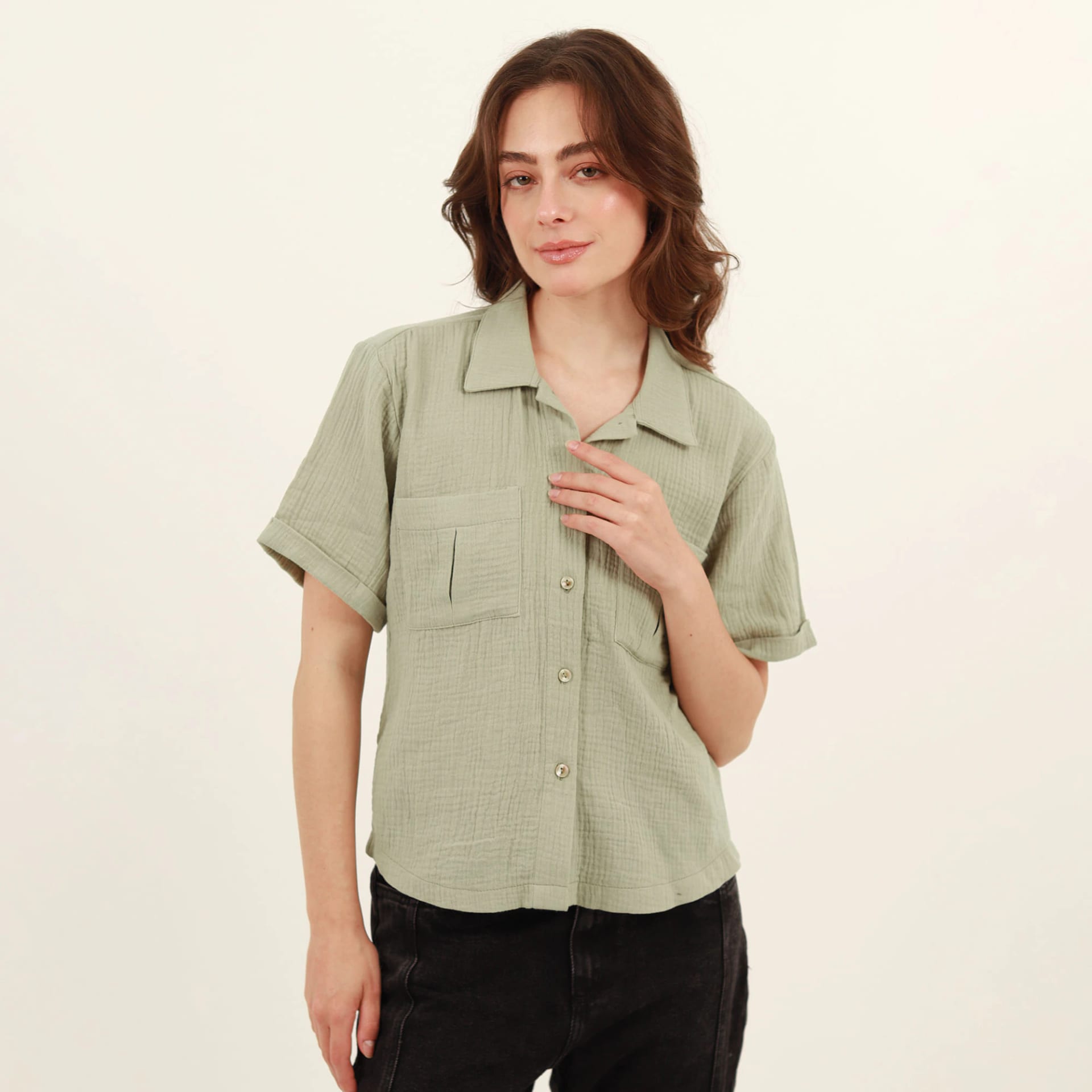 Blusa abierta cuello sport manga corta con bolsillos - imagen 11