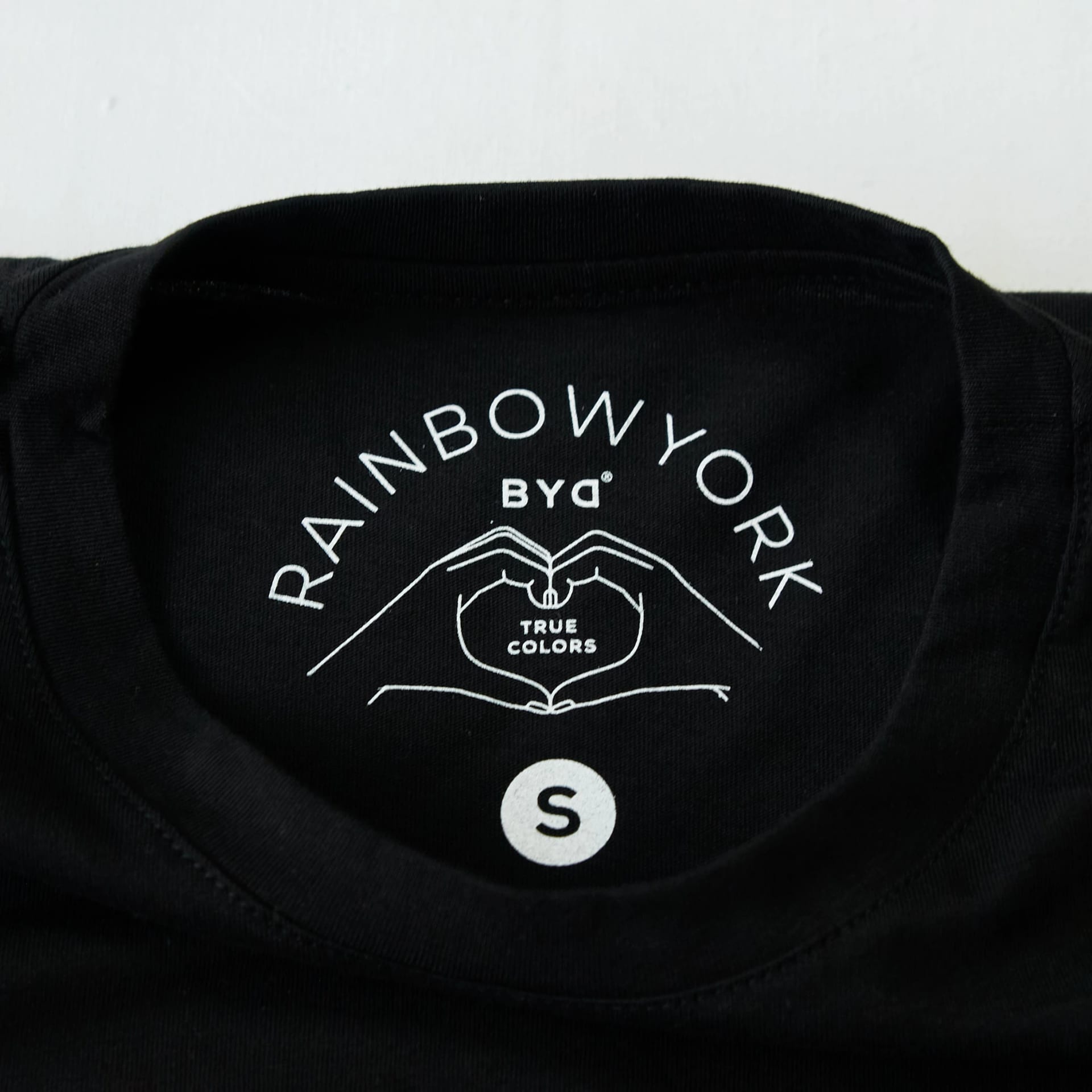 MENOS CLÓSET MÁS RAINBOW T-SHIRT - imagen 6