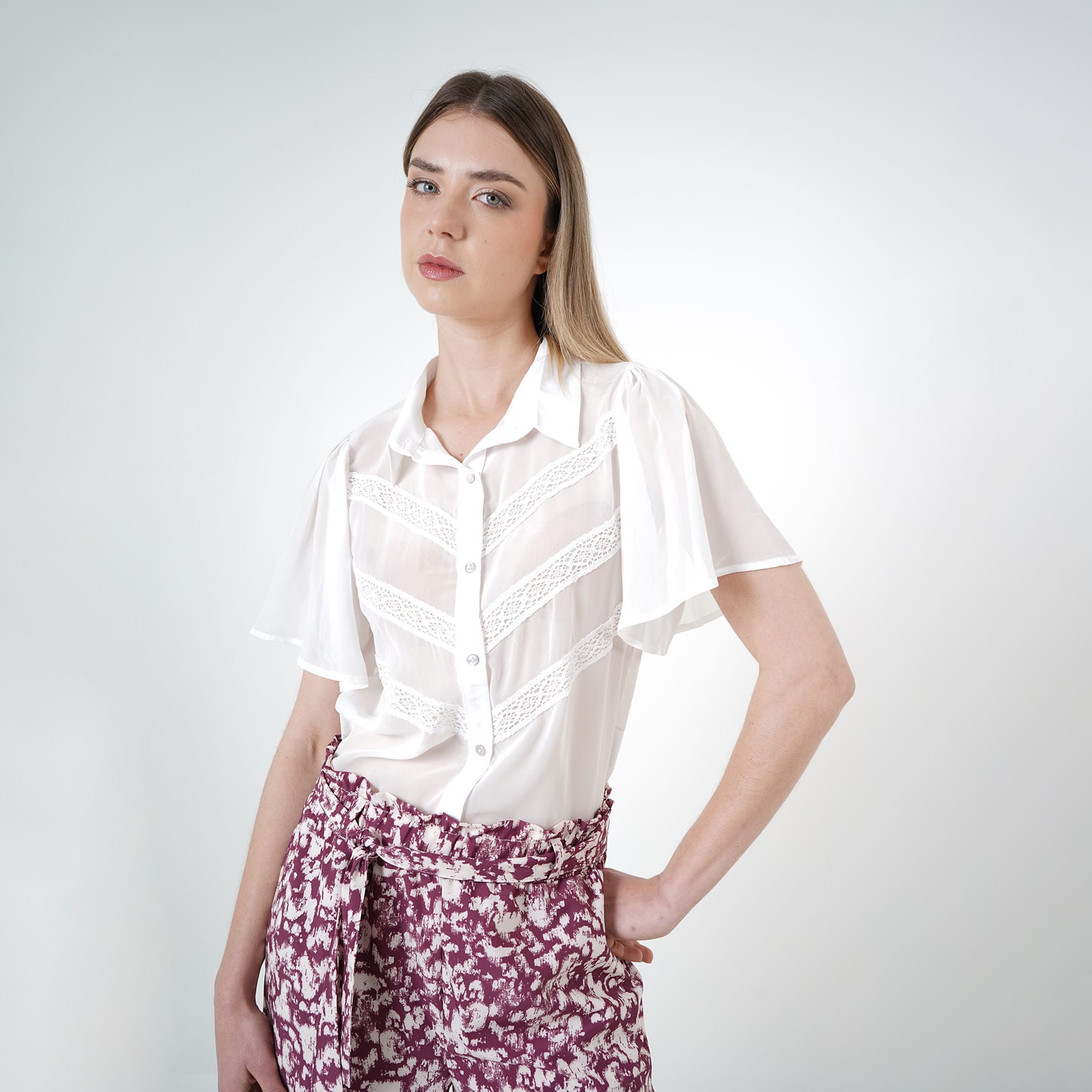 Blusa abierta cuello camisero manga corta bolero con encajes - imagen 5