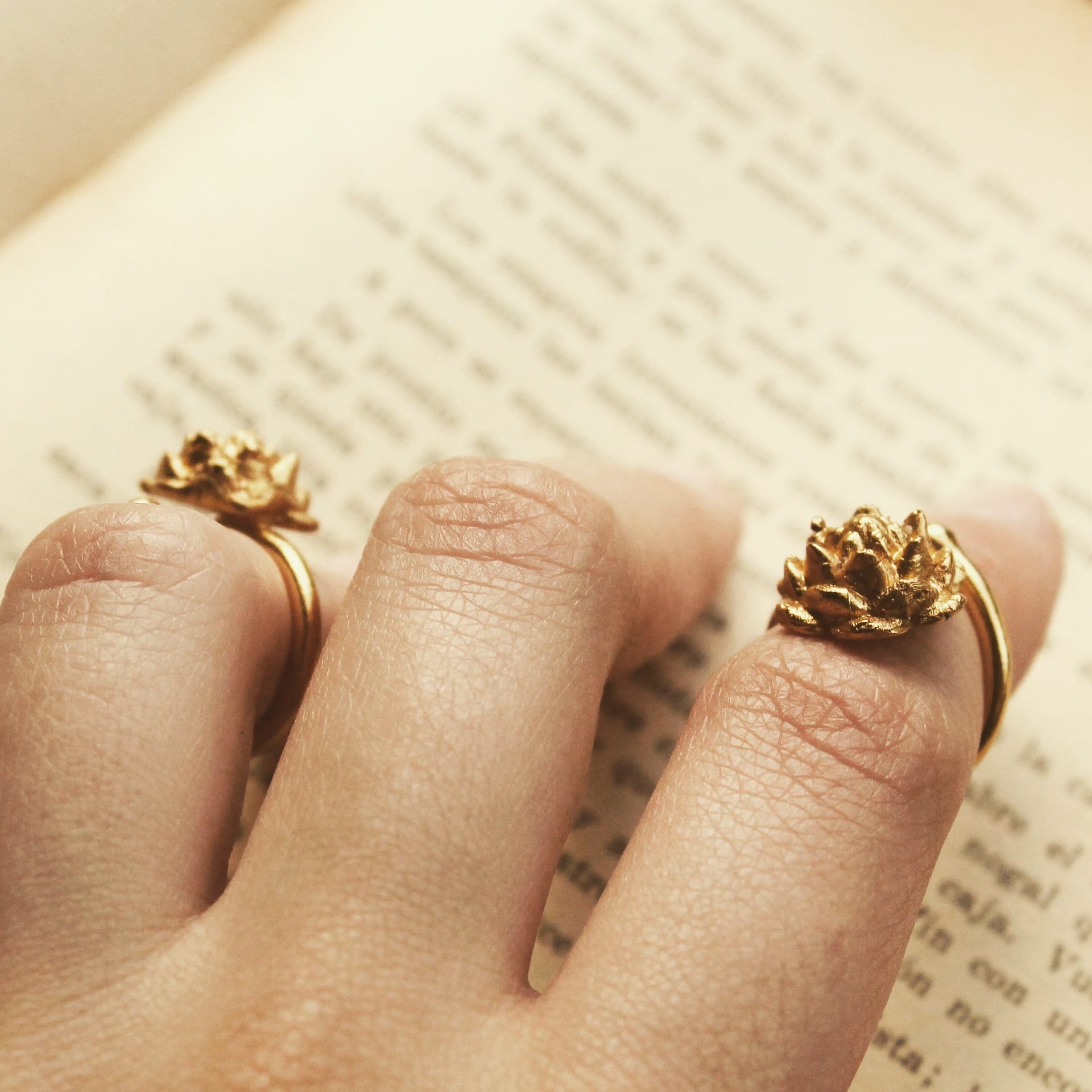 Anillo con flor de loto pequeña - imagen 5