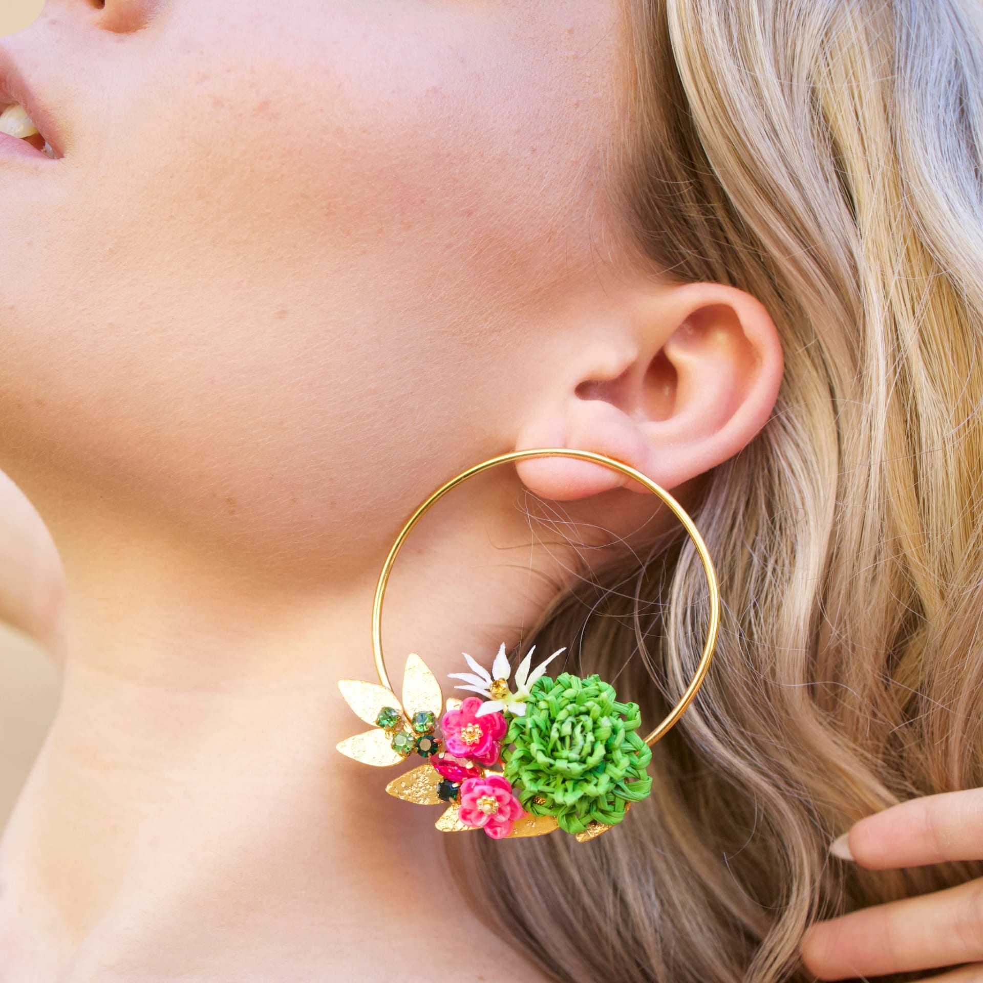 Gold Circle Flower Earrings - imagen 2