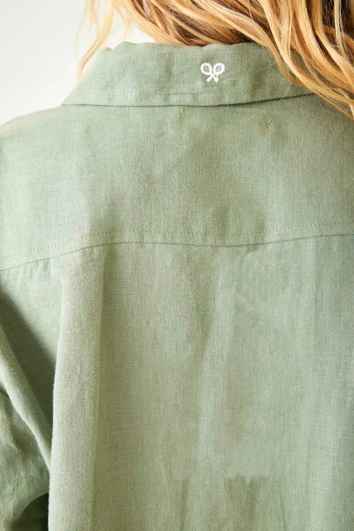 Camisa relaxed fit con bajo redondeado y aberturas laterales en lino verde salvia para mujer - imagen 6