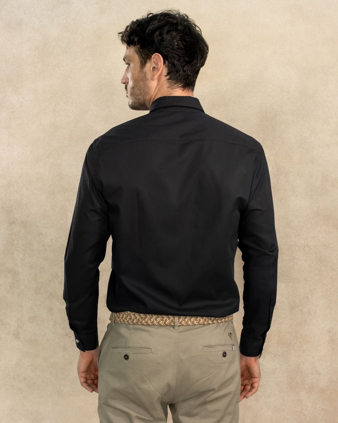 Camisa Antimanchas Popelina Negro con Bolsillo Logo Burgundy - Talla Regular - imagen 3